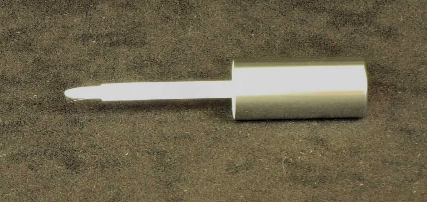 Es handelt sich um einen Pinsel, bestehend aus einem weißen, ca. 1 cm langen, im Durchmesser ca. 0,3 cm großen Bündel aus Haaren, Pflanzenfasern oder sonstigen Fasern mit abgerundeter Spitze, das in einen weißen Kunststoffstiel mündet. Der Stiel ist mit einem silberfarbenen, hülsenförmigen, ca. 3,4 cm langen, im Durchmesser ca. 1,5 cm großen Griff mit Innengewinde versehen.

Der Pinsel dient dem Auftragen von kosmetischen Erzeugnissen (z. B. für Lipgloss gemäß Antragsangabe) auf die Haut und ist in einer Kunststofftüte verpackt.

Das Erzeugnis ist als "Pinsel zum Auftragen von kosmetischen Erzeugnissen" einzureihen.