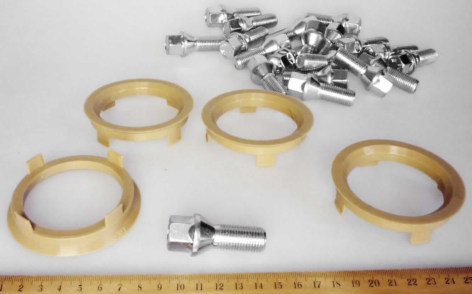 Es handelt sich um Warenzusammenstellungen in Aufmachung für den Einzelverkauf, bestehend aus

- 20 Stück Schrauben aus Stahl (kein nicht rostender Stahl),
- - mit Kopf mit Außensechskant und einem bis fast zum Kopf reichenden,
    metrischen Gewidne (M14) mit stumpfen Gewindeende
- - mit einer Zugfestigkeit von mehr als 800 MPa (lt. Kopfprägung 10.9)
- - mit einer Gesamtlänge von 51,8 mm

- vier Stück Zentrierringe aus Kunststoff

Die Schrauben bestimmen den Charakter der Warenzusammenstellung. 
Die Erzeugnisse sind gemeinsam in einem Pappkarton verpackt.
-Antragstellerangaben-

Abbildung siehe Anlage.

Derartige Erzeugnisse gehören als "andere Schrauben aus Stahl (kein nicht rostender Stahl), mit Gewinde, mit Kopf mit Außensechskant, mit einer Zugfestigkeit von 800 MPa oder mehr nicht für bestimmte Luftfahrzeuge" zum TARIC-Code 7318 1588 90.
