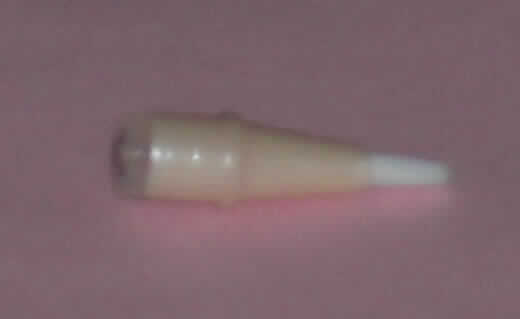 Es handelt sich um einen unvollständigen Pinsel, bestehend aus einem weißen, ca. 0,9 cm langen, flachen, ca. 0,5 cm breiten Bündel aus Haaren, Pflanzenfasern oder sonstigen Fasern, das in einer hautfarbenen, ca. 2,5 cm langen Zwinge mündet, die auf einen Stiel (nicht Gegenstand dieser vZTA) aufgesteckt werden kann.

Der Pinsel dient dem Auftragen von kosmetischen Erzeugnissen (z. B. für einen Abdeckstift gemäß Antragsangabe) auf die Haut und ist in einer Kunststofftüte verpackt.

Das unvollständige Erzeugnis ist als "Pinsel zum Auftragen von kosmetischen Erzeugnissen" einzureihen.