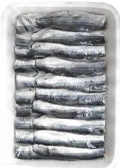 Nach den Angaben der Antragstellerin und den vorgelegten Unterlagen handelt es sich um tiefgefrorene, marinierte, in Scheiben geschnittene Filets (mit Haut) von Fischen der Art Sardinella gibbosa (Sardinellen). Die auf einem Tray (Füllmenge 160 g) aufgemachten Fischstücke sind mit Salz und Essig verzehrfertig zubereitet.

Zolltarifrechtlich handelt es sich um gefrorene, zubereitete Fischstücke von Sardinellen der Art Sardinella gibbosa, jedoch nicht fein zerkleinert.