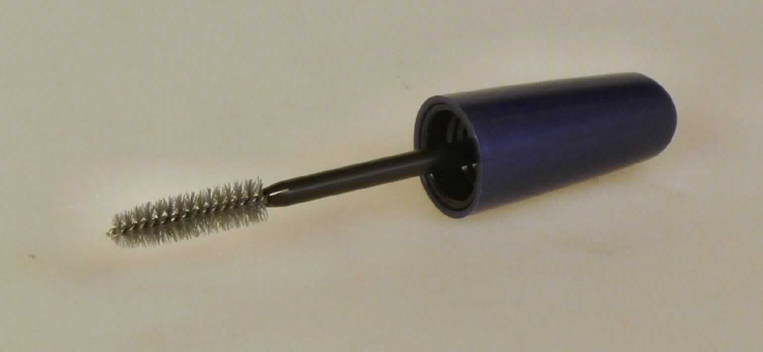 Bei dem sog. "Pinsel zum Auftragen kosmetischer Mittel - Mascarabürste 11" handelt es sich um eine Wimpernspirale, bestehend aus einem bürstenartigen Applikator in Form eines gedrehten Metalldrahtes in den synthetische Borstenbüschel eingearbeitet sind. Der Metalldraht mündet in einen Kunststoffstiel, der mit einem blauen, hülsenförmigen, ca. 4,2 cm langen, rundlichen Griff mit Innengewinde versehen ist.

Die Bürste dient dem Auftragen von Mascara (Wimpernfarbe) auf die Wimpern und ist in einer Kunststofftüte verpackt. 

Die Ware ist als "zum Auftragen von Schminke bestimmte Bürste zur Körperpflege, Wimpernbürstchen" einzureihen.
