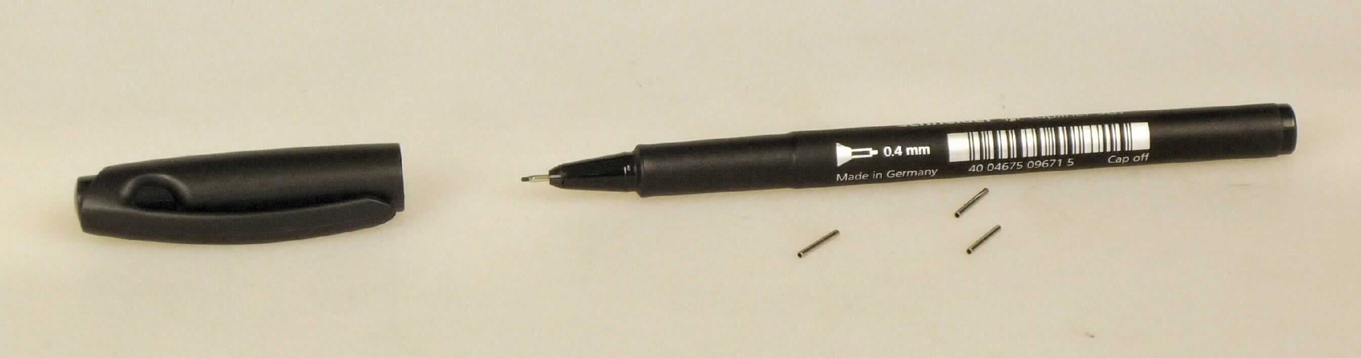 Nahtloses Rohr aus Stahl für Fineliner

Bei der Ware handelt es sich um ein nahtloses, konzentrisches Hohlerzeugnis mit über die gesamte Länge von ca. 11 mm gleichbleibendem kreisförmigem Querschnitt und einem äußeren Durchmesser von ca. 1,2 mm (Rohr). Der innere Durchmesser beträgt ca. 0,85 mm. Gemäß den Angaben ist das Erzeugnis kaltgezogen und besteht aus nicht rostendem Stahl mit der Werkstoffbezeichnung AISI 304 S (1.4301). Das Rohr wird in der Spitze von Finelinern eingebaut.

Die Ware ist nach ihrer Beschaffenheit als anderes Rohr, nahtlos, mit kreisförmigem Querschnitt, aus nicht rostendem Stahl, kaltgezogen oder kaltgewalzt in die Codenummer 7304 4100 90 0 des Zolltarifs einzureihen.