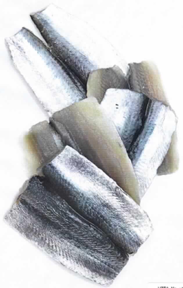 Nach den Angaben der Antragstellerin und den vorgelegten Unterlagen handelt es sich um tiefgefrorene, marinierte Fischstücke in Form der linken und rechten Hälfte von Fischen der Art Sardinella gibbosa (ohne Kopf, Eingeweide sowie Flossen und ohne Gräten), die durch die Rückenhaut miteinander verbunden sind (zolltarifrechtlich kein Fischfilet). Die auf einem Tray (Abtropfgewicht 900 g) aufgemachten Fischstücke sind mit Salz und Essig verzehrfertig zubereitet.

Zolltarifrechtlich handelt es sich um gefrorene, zubereitete Fischstücke (kein Filet) von Sardinellen der Art Sardinella gibbosa, jedoch nicht fein zerkleinert.
