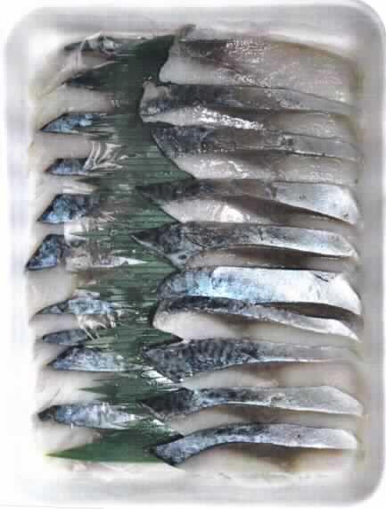Nach den Angaben der Antragstellerin handelt es sich um tiefgefrorene Filetscheiben von Fischen der Art Scomber scombrus (Makrele), die mit Salz, Zucker, Essig, Seealgenpulver und Seetangsauce mariniert sind.
Jeweils 20 der zur Verwendung als Auflage (Topping) für Sushi bestimmten Filetscheiben sind auf einem Tray (Inhalt ca. 160 g) aufgemacht.

Zolltarifrechtlich handelt es sich um gefrorene, zubereitete Fischfilets von Makrelen der Art Scomber scrombus, in Stücken, jedoch nicht fein zerkleinert.