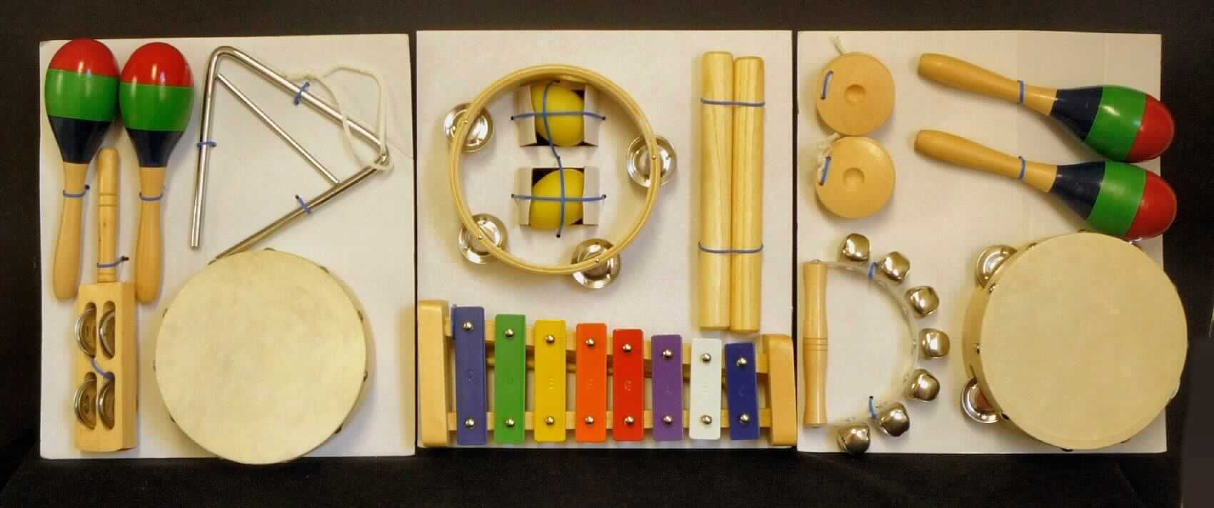 Es handelt sich um ein sog. "Musikspiele-Set", in drei verschiedenen Ausführungen.

Set 1 beinhaltet 
- zwei hohle, ovale, mit Farbringen verzierte und mit einem Griff versehene Klangkörper aus Holz (Länge 19 cm), sog. Maracas darstellend, die innen mit kleineren Klangkörpern befüllt sind, die beim Schütteln einen Ton erzeugen,
- ein aus einem zu einem gleichseitigen Dreieck gebogenen Metallstab mit textilem Halteband (Kantenlänge 16,5 cm), der durch Anschlagen mit einem beigefügten Metallstab zum Schwingen gebracht wird, sog. Triangel,
- eine sog. Rahmentrommel, bestehend aus einem im Durchmesser ca. 15 cm großen Holzrahmen, der einseitig mit einer Bespannung versehen ist, und
- einen sog. Jingle Stick, einen ca. 22 cm langen Schellenstab aus Holz darstellend, der mit 8 paarweise angeordneten Metallplättchen (Zimbeln) aus Metall versehen ist.

Set 2 beinhaltet
- zwei hohle, ovale, mit Farbringen verzierte und mit einem Griff versehene Klangkörper aus Holz (Länge 19 cm), sog. Maracas darstellend, die innen mit kleineren Klangkörpern befüllt sind, die beim Schütteln einen Ton erzeugen,
- zwei runde, im Durchmesser ca. 5,5 cm große Kastagnetten aus Holz, paarweise zu spielende Klappern darstellend,
- ein sog. Tamburin (Schellentrommel), bestehend aus einem im Durchmesser ca. 15 cm großen Holzrahmen, der einseitig mit einer Bespannung und am Rand mit vier Schellenpaaren (Metallplättchen/Zimbeln) versehen ist, und
- einen sog. Schellenring/-reif/-kranz in Form eines im Durchmesser ca. 15 cm großen Halbkreises aus Kunststoff, der mit mit einem Holzgriff und sieben Metallschellen/-glöckchen versehen ist

Set 3 beinhaltet
- zwei hohle, ovale, gelbe, ca. 5,5 cm große Klangkörper aus Kunststoff, sog. Egg-Shaker/Rasseleier darstellend, die innen mit kleineren Klangkörpern befüllt sind, die beim Schütteln einen rasselnden Ton erzeugen,
- zwei ca. 20 cm lange Holzstäbe, sog. Claves/Klanghölzer darstellend, die - gegeneinander geschlagen - einen durchdringenden Ton ergzeugen,
- einen sog. Schellenring/-reif/-kranz in Form eines im Durchmesser ca. 15 cm großen Holzringes, der am Rand mit vier Schellenpaaren (Metallplättchen/Zimbeln) versehen ist, und
- ein Metallophon mit zwei Holzschlägeln, bestehend aus einem Holzgestell mit acht Metallstäben.
     
Jedes Set enthält jeweils 4 Musikinstrumente, Schlaginstrumente darstellend, und ist in einem bunt bedruckten Schaukarton für den Einzelverkauf aufgemacht.

Die Erzeugnisse sind jeweils als "Schlaginstrument" einzureihen.