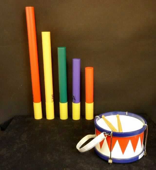Es handelt sich um 
- eine Kindertrommel, sog. "Kids Drum", und 
- sog. Melody Tubes. 

Die mit dem dazugehörigen, hölzernen, ca. 17,5 cm langen Schlagstockpaar bespielbare und mit einem textilen, weißen, abnehmbaren Umschnallgurt versehene Trommel besteht aus einem runden, weißen, mit einem roten Zackenmuster und einem blauen Holzrand verzierten Gehäuse (Durchmesser ca. 21,5 cm, Höhe ca. 13,2 cm). Das Gehäuse ist mit vier Schraubrädchen (Snare) zum Einstellen der Tonlage ausgestattet und beidseitig mit einer (augenscheinlich) Kunststoffmembran bespannt. 
Die Trommel, bei der es sich aufgrund der Beschaffenheit und der Funktionalität um ein Musikinstrument handelt, ist gemeinsam mit einem Stimmschlüssel (Schraubenschlüssel) aus Metall (zum Spannen der Snares) als Warenzusammenstellung für den Einzelverkauf aufgemacht und stellt insbesondere aufgrund der Bedeutung für die Verwendung den charakterbestimmenden Bestandteil dar.

Die sog. Melody Tubes bestehen aus sechs als Set aufgemachten, verschiedenfarbigen und unterschiedlich langen, zylindrischen Kunststoffröhren, Resonanzkörper darstellend. Die Länge der Röhre bestimmt die Tonhöhe auf der Tonleiter. Jede Röhre ist mit der ihr eigenen Tonhöhe aus der achtstufigen Tonleiter in C-Dur gestimmt und gekennzeichnet (hier: c, d, e, g, a, c). Die Tonhöhen f und h fehlen, so dass es sich um eine unvollständige Ware handelt, mit der aber schon bedingt musiziert werden kann; die wesentlichen Beschaffenheitsmerkmale der vollständigen Ware liegen somit vor. 
Die Töne werden erzeugt, indem die Röhren gegen einen Gegenstand, ein Körperteil oder gegeneinander geschlagen werden. 

Die beiden Erzeugnisse sind einzeln in einem bunt bedruckten Pappkarton verpackt und werden gemäß Antragsangabe nur gemeinsam an den Endverbraucher abgegeben; eine einzelne Abgabe führt nicht zu einer anderen Einreihung.

Die Trommel und die Melody Tubes sind jeweils als "Schlaginstrument" einzureihen.