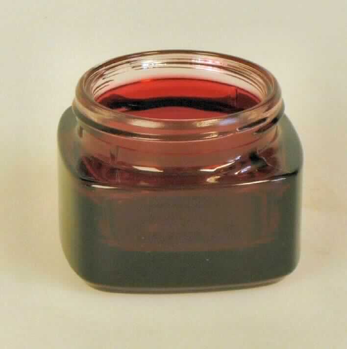 Flasche aus Glas, sog. Glastiegel für Cremeprodukte, Abbildung siehe Anlage,
- in Form einer ca. 4,5 cm hohen, quaderförmigen Flasche mit abgerundeten Ecken,
- aus gewöhnlichem, rot gefärbtem Glas,
- mit einem kurzen Flaschenhals,
- mit einer Schrauböffnung ohne Verschluss,
- soll zur Aufnahme von Cremes dienen.

"Flasche aus Glas (Tiegel), zu Transport- oder Verpackungszwecken, andere als in den Unterpositionen 
1010 1000 bis 7010 9091 genannte, aus gefärbtem Glas"