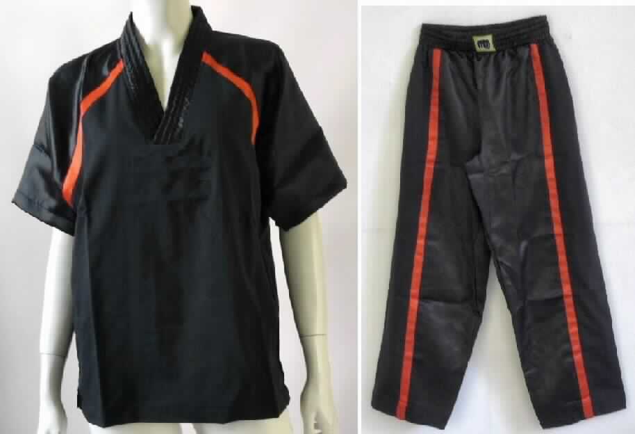 Oberteil und lange Hose, sog. Kampfanzug Extreme, Größe 150, Fotos siehe Anlage,
- aus verschiedenen, bis zu 0,4 mm dicken, einfarbigen Geweben aus laut Antrag 100 % Polyester (synthetische
  Chemiefasern),
- keine Kombination, weil die Kleidungsstücke aufgrund der verschiedenen Farben (verschieden schwarz und rot)
  nicht aus ein und demselben Flächenerzeugnis hergestellt sind,
- aufgrund der kurzen Ärmel des Oberteils auch kein Trainingsanzug,
- lange Hose:
-- in der Taille abschließend; mit einem ca. 4,5 cm breiten, elastischen Bund mit Tunnelzug,
-- ohne Öffnung und ohne Verschluss,
-- ohne Hinweise auf den Trägerkreis (unisex),
-- mit knöchellangen Hosenbeinen,
-- an den Beinabschlüssen durch Umschlagen und Festnähen gesäumt,
-- keine Arbeits- und Berufskleidung.

"Lange Hose, aus Geweben, für Frauen, aus synthetischen Chemiefasern, keine Arbeits- und Berufskleidung, 
 nicht nach dem Batik-Verfahren handbedruckt"