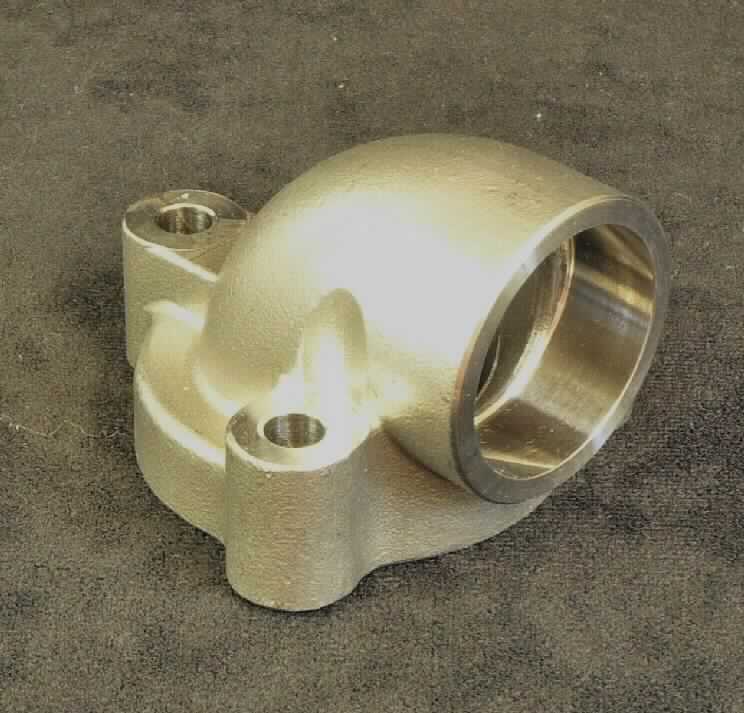 Flansch aus nicht rostendem Stahl

Bei der Ware handelt es sich um ein metallisches Hohlerzeugnis in Form eines Bogens mit einer Verschraubungsplatte und drei Bohrungen zur Befestigung. Das Erzeugnis ist im Stahlgussverfahren hergestellt. Die Auflagefläche der Bohrungen ist geschlichtet (nahezu glatt). Die Auflagefläche der Verschraubungsplatte ist fein geschlichtet (nahezu blank) und die Öffnung auf Maß gefräst, sowie auch die Öffnung auf der anderen Seite des Erzeugnisses. Eine technische Zeichnung wurde vorgelegt. Nach den Angaben besteht das Erzeugnis aus nicht rostendem Stahl mit der Werkstoffbezeichnung 1.4308 und wird für Abgasrückführungsleitungen verwendet. 

Die Ware ist nach ihrer Beschaffenheit als anderer Flansch aus nicht rostendem Stahl in den TARIC Code         7307 2100 90 einzureihen.