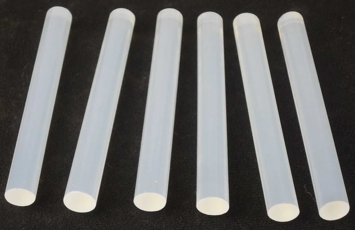 Angaben des Antragstellers:
Klebestifte, 6 Stück, 11 x 100 mm; weiß-klar; passend für Heißklebepistole

Feststellungen an einem Warenmuster:
Es wurden sechs weißlich-transparente Stäbe (Länge: ca. 9,8 cm; Querschnitt: ca. 1,1 cm) vorgelegt. Die Stäbe befinden sich in Aufmachung für den Einzelverkauf in einem transparenten Kunststoffbeutel mit bunt bedrucktem Pappanhänger (Aufdruck auszugsweise: "Heissklebe-Patronen").

Es liegt ein zur Verwendung als Klebstoff geeignetes Erzeugnis in Aufmachung für den Einzelverkauf mit einem Gewicht des Inhalts von weniger als 1 kg im Sinne der Unterposition (KN) 3506 1000 vor.