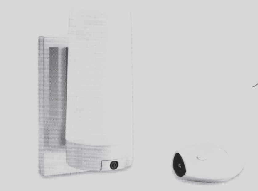 Batteriebetriebene Wandleuchte, Mod. CP-EasyLight-cb, Art. Nr. 5870042.
Es handelt sich um eine ca. 76 x 173 x 94 (BxHxT in mm) große Wandleuchte aus Kunststoff, bestehend aus einer rechteckigen Platte mit Wandhalterung, Batteriefach für drei Mignonzellen, elektrischer Ausstattung mit 7 weißen LEDs, konisch zulaufendem Lampenschirm und einer Taste mit einem Infrarotempfänger. Die Lampensteuerung erfolgt über ein getrenntes, batteriebetriebenes Kunststoffmodul mit Sender und Funktionsschalter.
Die Leuchte wird als drahtlose Wandleuchte verwendet und über die beiliegende Infrarotfernbedienung geschaltet.
Charakterbestimmend ist vom Umfang her die Leuchte.
Beide Bestandteile sind in einem bedruckten Karton aufgemacht.
Eine derartige Ware gehört als elektrischer Beleuchtungskörper aus Kunststoff (Wandleuchte) von der mit Leuchtdioden verwendeten Art in Warenzusammenstellung mit einer IR-Fernbedienung zur Pos. 9405.
Anlage: 1 Abbildung