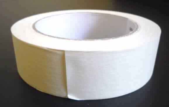 Bei dem als "Abdeck -Klebeband aus Papier" bezeichneten Erzeugnis handelt es sich um einen etwa 3 cm breiten, etwa 100 Mikrometer dicken, auf einer Papprolle aufgewickelten weißen Streifen aus Papierfasern (Halbstoff aus Holz), der auf der Unterseite mit einer etwa 20 Mikrometer dicken, selbstklebenden Beschichtung und auf der Oberseite mit einem sehr dünnen Kunststoffüberzug versehen ist (Dicke des Kunststoffüberzuges zusammen mit der Selbstklebeschicht machen weniger als die Hälfte der Gesamtdicke des Erzeugnisses aus). 

Derartige Waren gehören als "andere als in den Unterpositionen 4811 10 bis 4811 60 genannte Papiere, in Rollen jeder Größe, ausgenommen Waren von der in der Position 4803, 4809 oder 4810 beschriebenen Art" zur Codenummer 4811 9000 00 0 des Elektronischen Zolltarifs.