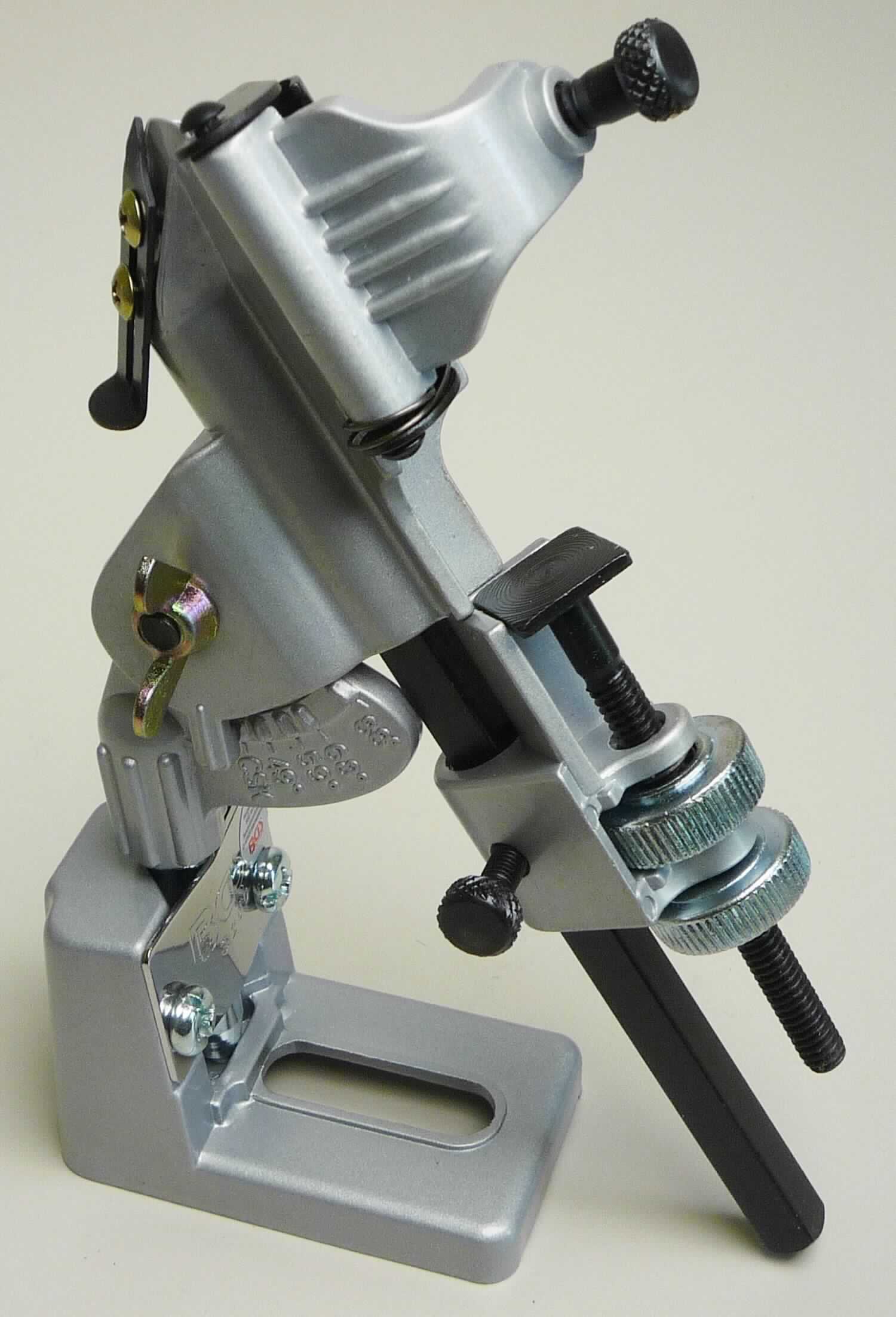 "Anschleifvorrichtung für Spiralbohrer";

- einem Schraubstock ähnliches Haltewerkzeug für Spiralbohrer aus unedlem Metall,
   zum Handbetrieb, mit einer Grundplatte zur Befestigung auf einer flachen Standfläche

- vollständig aus unedlem Metall

- u.a. durch Klemm-, Stopp- und Stellschrauben ist ein exaktes Festklemmen und Halten 
  des Spiralbohrers in einem bestimmten Winkel möglich

- dient dazu, dass Spiralbohrer mit einem Durchmesser von 3 bis 18 mm gegen eine 
  senkrecht rotierende Schleifscheibe (nicht Gegenstand der vZTA) in einem genauen, 
  für die spezielle Verwendung benötigten Anschleifwinkel angeschliffen werden können

- kein Teil oder Zubehör einer Werkzeugmaschine

- in einem bedruckten Pappkarton verpackt

Abbildung siehe Anlage.

Derartige Waren sind als "Schraubstöcke, Schraubzwingen und dergleichen, mit arbeitendem Teil aus unedlem Metall" in den TARIC-Code 8205 7000 00 einzureihen.