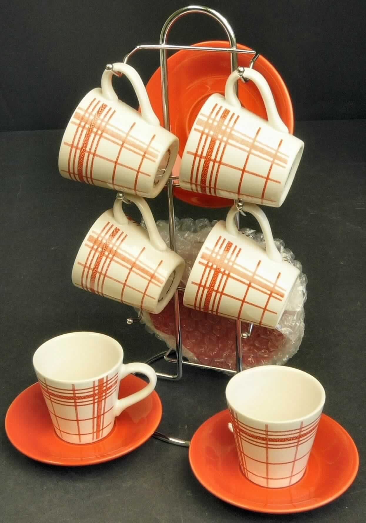 Warenzusammenstellung, bestehend aus sechs Tassen, sechs Untertassen und 
einer Halterung aus unedlem Metall, sog. Espresso-Set, 13-tlg., Art.-Nr. 19605, 
Abbildung siehe Anlage, 
in Aufmachung für den Einzelverkauf (gemeinsam in einem Karton verpackt), 
zur Befriedigung eines speziellen Bedarfs (Aufbewahrung von Geschirr), bestehend aus: 
- Geschirr zum Tischgebrauch, sechs Tassen und sechs Untertassen, 
- - sechs glasierte, rot-weiß karierte Tassen mit Henkel,
- - - mit einer Höhe von ca. 5,9 cm und einem Durchmesser (oberer Rand) von ca. 6,1 cm, 
- - sechs glasierte, runde, rote Untertassen, 
- - - mit einer Höhe von ca. 1,8 cm und einem Durchmesser von ca. 10,9 cm, 
- - keramische Erzeugnisse, nach der Formgebung gebrannt, tonmineralhaltiges Material 
    enthaltend,
- - nach dem Ergebnis der wissenschaftlichen Untersuchung handelt es sich um Steinzeug, 
- einem Haushaltsartikel aus unedlem Metall (verchromt), 
- - in Form einer Halterung aus verchromten Eisen- oder Stahldraht,
- - vorn mit sechs Haken zum Aufhängen der Tassen am Henkel, hinten mit zwei Halter- 
    ungen zur Aufnahme von je drei Untertassen ausgestattet, 
- - unten mit einem runden Fuß, oben mit einem integrierten Griff versehen, 
- - mit einem Durchmesser (am unteren Ende) von ca. 13 cm und einer Höhe von ca. 28 cm,
- das Geschirr aus Steinzeug bestimmt nach der Menge und aufgrund seiner Bedeutung in
  Bezug auf die Verwendung den Charakter der Warenzusammenstellung.

"Keramisches Geschirr, aus Steinzeug"