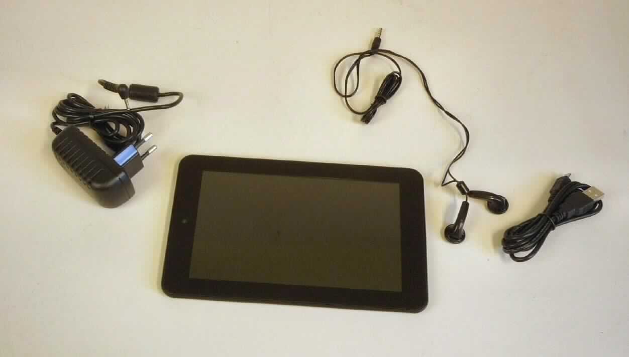 Tragbarer Rechner sog. Tablet-PC, in Form einer Warenzusammenstellung, bestehend aus einem Ladegerät, einem USB-Kabel, einem Kopfhörer, einer Bedienungsanleitung sowie einem tragbaren Rechner (charakterbestimmend im Hinblick auf die Verwendung).
Der ca. 320 g schwere Tablet-PC besteht im Wesentlichen aus einer Zentraleinheit mit Prozessor, 1 GB Arbeitsspeicher, 4 GB Festspeicher, Grafik- und Audiobausteinen, WLAN-Modul, 7 Zoll Farbdisplay mit Hintergrundbeleuchtung und berührungsempfindlicher Oberfläche (Touchscreen), Lautsprecher und Akkumulator in einem ca. 193 x 119 x 10 mm (B x H x T) großen Gehäuse mit Kopfhörer-, HDMI-, USB- und Stromversorgungs-Anschluss, Einschubschacht für Speicherkarten, Web-Kamera und Bedienelementen.
Das Gerät verfügt über Speicher für Datenverarbeitungsprogramme und Daten, ist frei programmierbar nach Benutzeranforderungen, vermag Rechenoperationen nach Benutzeranweisungen durchzuführen und ist in der Lage, den Programmablauf durch logische Entscheidungen selbst zu ändern.
Die Bestandteile der Warenzusammenstellung sind gemeinsam in einem Karton für den Einzelverkauf aufgemacht.

Die Ware wird als "tragbare automatische Datenverarbeitungsmaschine mit einem Gewicht von weniger als 10 kg, aus einer Zentraleinheit, einer Tastatur und einem Bildschirm bestehend" eingereiht.

Anlage: 1 Abbildung