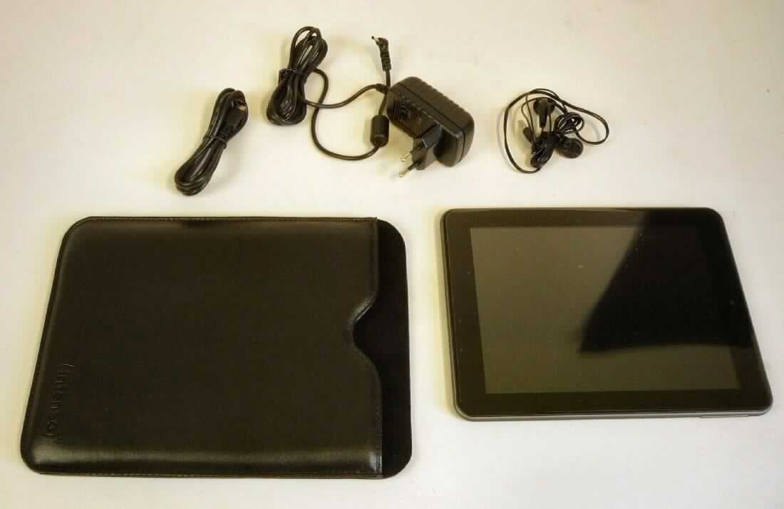 Tragbarer Rechner sog. Tablet-PC, in Form einer Warenzusammenstellung, bestehend aus einem Ladegerät, einem USB-Kabel, einem Kopfhörer, einer Bedienungsanleitung, einer Schutzhülle sowie einem tragbaren Rechner (charakterbestimmend im Hinblick auf die Verwendung).
Der ca. 420 g schwere Tablet-PC besteht im Wesentlichen aus einer Zentraleinheit mit Prozessor, 1 GB Arbeitsspeicher, 8 GB Festspeicher, Grafik- und Audiobausteinen, WLAN-Modul, 8 Zoll Farbdisplay mit Hintergrundbeleuchtung und berührungsempfindlicher Oberfläche (Touchscreen), Lautsprecher und Akkumulator in einem ca. 204 x 156 x 10 mm (B x H x T) großen Gehäuse mit Kopfhörer-, HDMI-, USB- und Stromversorgungs-Anschluss, Einschubschacht für Speicherkarten, Web-Kamera und Bedienelementen.
Das Gerät verfügt über Speicher für Datenverarbeitungsprogramme und Daten, ist frei programmierbar nach Benutzeranforderungen, vermag Rechenoperationen nach Benutzeranweisungen durchzuführen und ist in der Lage, den Programmablauf durch logische Entscheidungen selbst zu ändern.
Die Bestandteile der Warenzusammenstellung sind gemeinsam in einem Karton für den Einzelverkauf aufgemacht.

Die Ware wird als "tragbare automatische Datenverarbeitungsmaschine mit einem Gewicht von weniger als 10 kg, aus einer Zentraleinheit, einer Tastatur und einem Bildschirm bestehend" eingereiht.

Anlage: 1 Abbildung