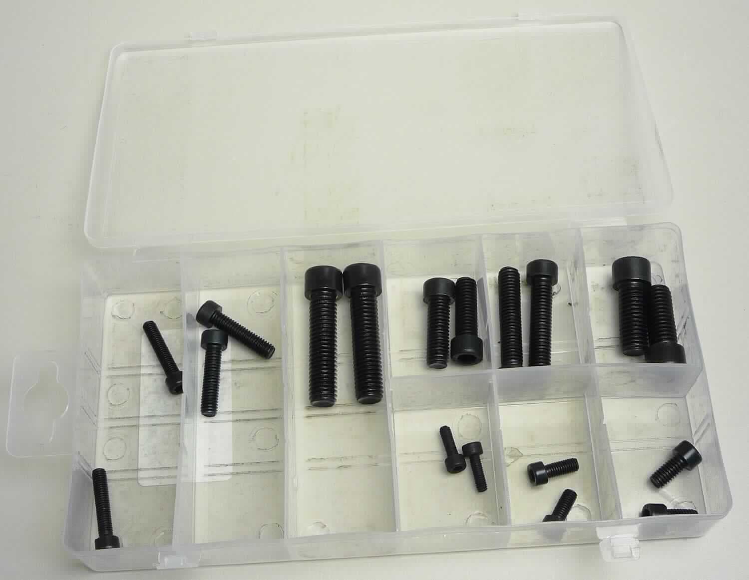 Es handelt sich um 110-tlg.Sets bestehend aus 

- insgesamt 90 aus vollem Material gedrehten Schrauben unterschiedlichen
  Gesamtlängen (12 oder 25 mm), aus Stahl, mit zylindrischem Kopf mit 
  Innensechskant und einem bis zum Kopf reichenden, metrischen Gewinde 
  (M4, M5 und M6) mit stumpfem Gewindeende und

- insgesamt 20 aus vollem Material gedrehten Schrauben unterschiedlichen 
  Gesamtlängen (25 oder 40 mm), aus Stahl, mit zylindrischem Kopf mit 
  Innensechskant und einem bis zum Kopf reichenden, metrischen Gewinde 
  (M8 und M10) mit stumpfem Gewindeende.

Die Schrauben sind nach Größe sortiert in einer aufklappbaren Kunststoffbox mit Fachunterteilung und Aufhängevorrichtung verpackt.
- Antragstellerangaben -

Abbildung siehe Anlage.

Derartige Erzeugnisse gehören als "andere Schrauben aus Stahl, mit Gewinde, aus vollem Material gedreht, mit einer Stiftdicke von 6 mm oder weniger" zum TARIC-Code 7318 1510 99, da es sich zolltarifrechtlich um eine Warenzusammenstellung in Aufmachung für den Einzelverkauf handelt, deren wesentlicher Charakter nach der Anzahl durch die Schrauben mit einer Stiftdicke von 6 mm oder weniger bestimmt wird.