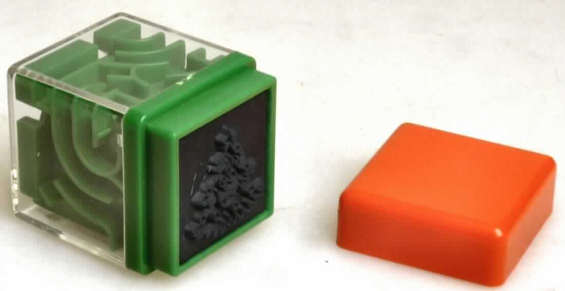 Es handelt sich um eine multifunktionale Ware aus Kunststoff in Form 
- eines viereckigen Handstempels (Maße: ca.  3,8 x 2,8 cm = B x H) mit quadratischer Stempelfläche mit erhabenem Motiv (dekorierter Weihnachtsbaum) sowie
- eines Geschicklichkeitsspieles. 

Die Außenseite des Stempels besteht aus transparentem Kunststoff mit dahinter befindlichen Begrenzungswänden, die ein Labyrinth (Irrgarten) bilden, sowie einer Metallkugel, die durch geschicktes Bewegen durch den Irrgarten geführt werden soll.
Die Stempelplatte wird aus dem Inneren mit grüner Tinte getränkt und ist zum Schutz mit einer roten Kunststoffkappe abgedeckt.

Das Erzeugnis dient sowohl als Spielzeug in Form eines Puzzles als auch als Stempel. Die Einreihung der zwei verschiedenen Verwendungszwecken dienenden Ware erfolgt gemäß AV 3 c) in die letztgenannte in Betracht kommende Position.

Das Erzeugnis ist als "Stempel, für den Handgebrauch" einzureihen.