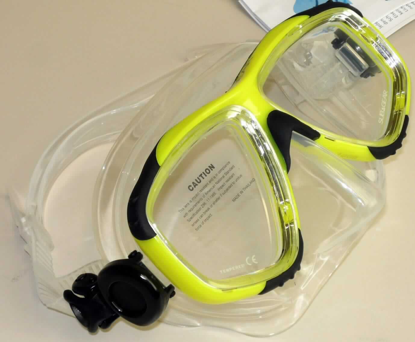 Ausrüstungsgegenstand für den Wassersport (Tauchsport) in Form einer Tauchermaske, bestehend aus einer transparenten, flexiblen, wasserdichten Einfassung aus Kunststoff (laut Angaben aus Silikon), die teilweise die Stirn und vollständig die Nase umschließt und je nach Ausstattung mit einem bzw. zwei Gläsern (ebenfalls aus Kunststoff) versehen ist. Die Maske ist zur Fixierung am Kopf mit einem elastischen, verstellbaren Maskenband aus Kunststoff ausgestattet. Eine Unterwasserbrille (Schwimmbrille) im Sinne der Position 9004 liegt nicht vor. Die Ware ist mit einer Benutzerinformation in einer klarsichtigen Kunststoffbox verpackt.

Die Ware wird als "Ausrüstungsgegenstand für andere Sportarten, im Kapitel 95 anderweit weder genannt noch inbegriffen, für den Wassersport" eingereiht.
