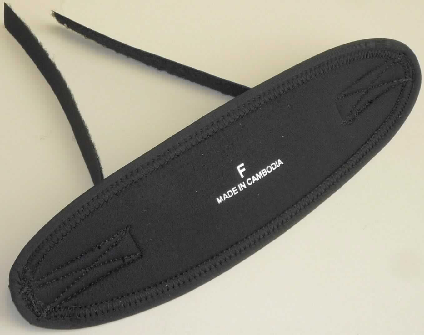 Es handelt sich um ein schwarzes Maskenband aus Neopren mit Velcroeinsatz. Das Band, das zum Überziehen über den Hinterkopf bestimmt ist, ist oval gearbeitet, ca. 7 cm breit, mit der Aufschrift "SUBGEAR" versehen und seitlich jeweils mit einem ca. 2 cm breiten Klettband ausgestattet, das zum Fixieren an einer Tauchmaske/-brille dient.

Es kann optional anstelle der üblichen Kopfbänder an der Maske befestigt werden und vermindert aufgrund des Materials Druckstellen sowie Haarverfilzungen. 

Das Erzeugnis erweitert den Anwendungsbereich der Maske und ist aufgrund der Form, Größe, des wassergeeigneten Materials sowie der Gestaltung erkennbar hauptsächlich als Zubehör für Tauchmasken bestimmt. 

Die Ware ist als "Ausrüstungsgegenstand für den Wassersport, in diesem Kapitel anderweit weder genannt noch inbegriffen, für den Tauchsport" einzureihen.