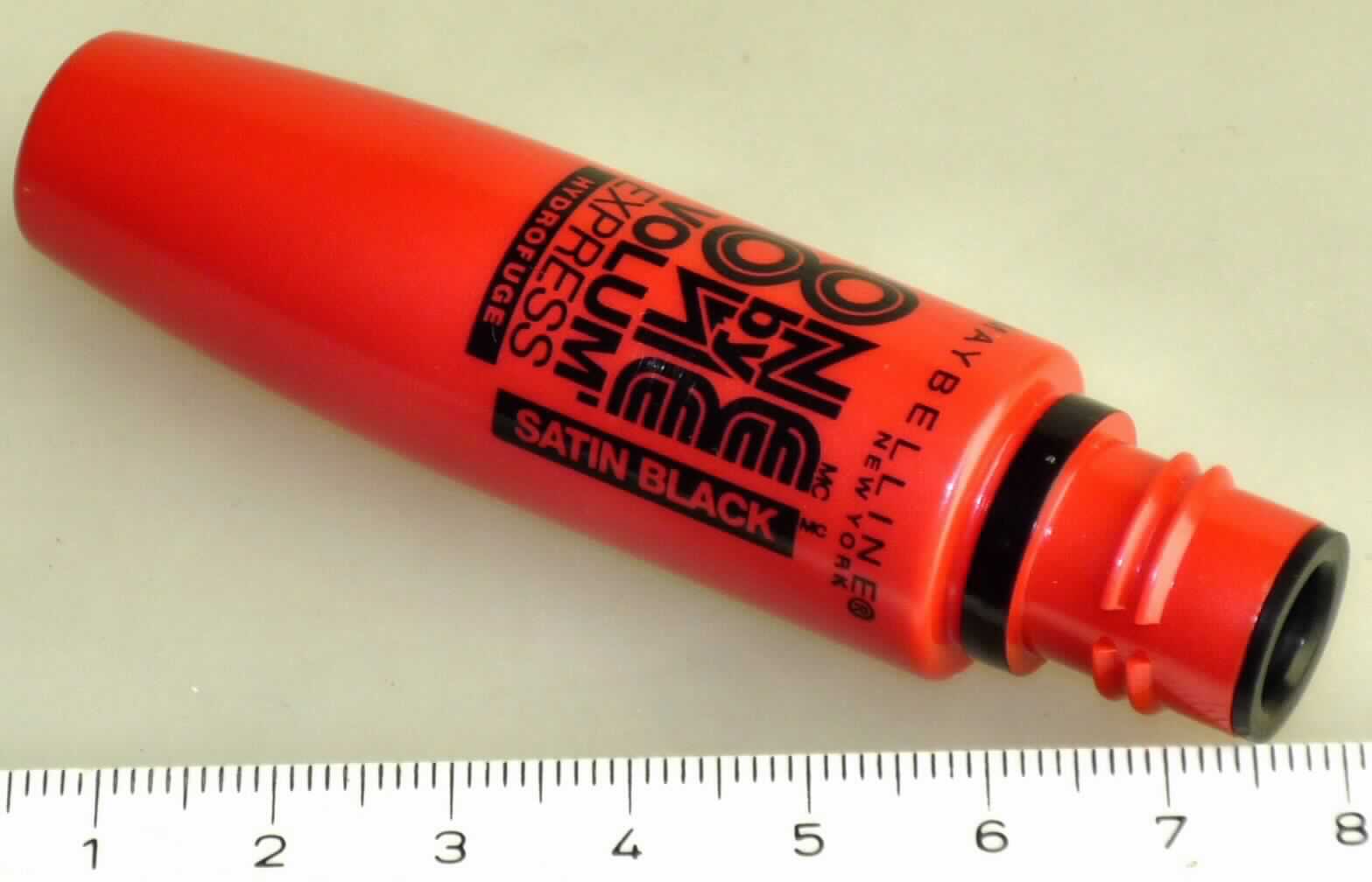 Bei dem durch ein Warenmuster veranschaulichten Artikel handelt es sich um eine Flasche für Kosmetik aus Kunststoffen im Sinne der Anmerkung 1 zu Kapitel 39. Das ca. 8,3 cm hohe Erzeugnis mit einem Fassungsvermögen von ca. 11 ml ist am Flaschenhals mit einem Schraubgewinde versehen und auf der Außenseite mit Schriftzügen bedruckt.

Derartige Waren werden zolltariflich als "Transport- oder Verpackungsmittel aus Kunststoffen, Flaschen und ähnliche Waren mit einem Fassungsvermögen von 2 l oder weniger" eingereiht.