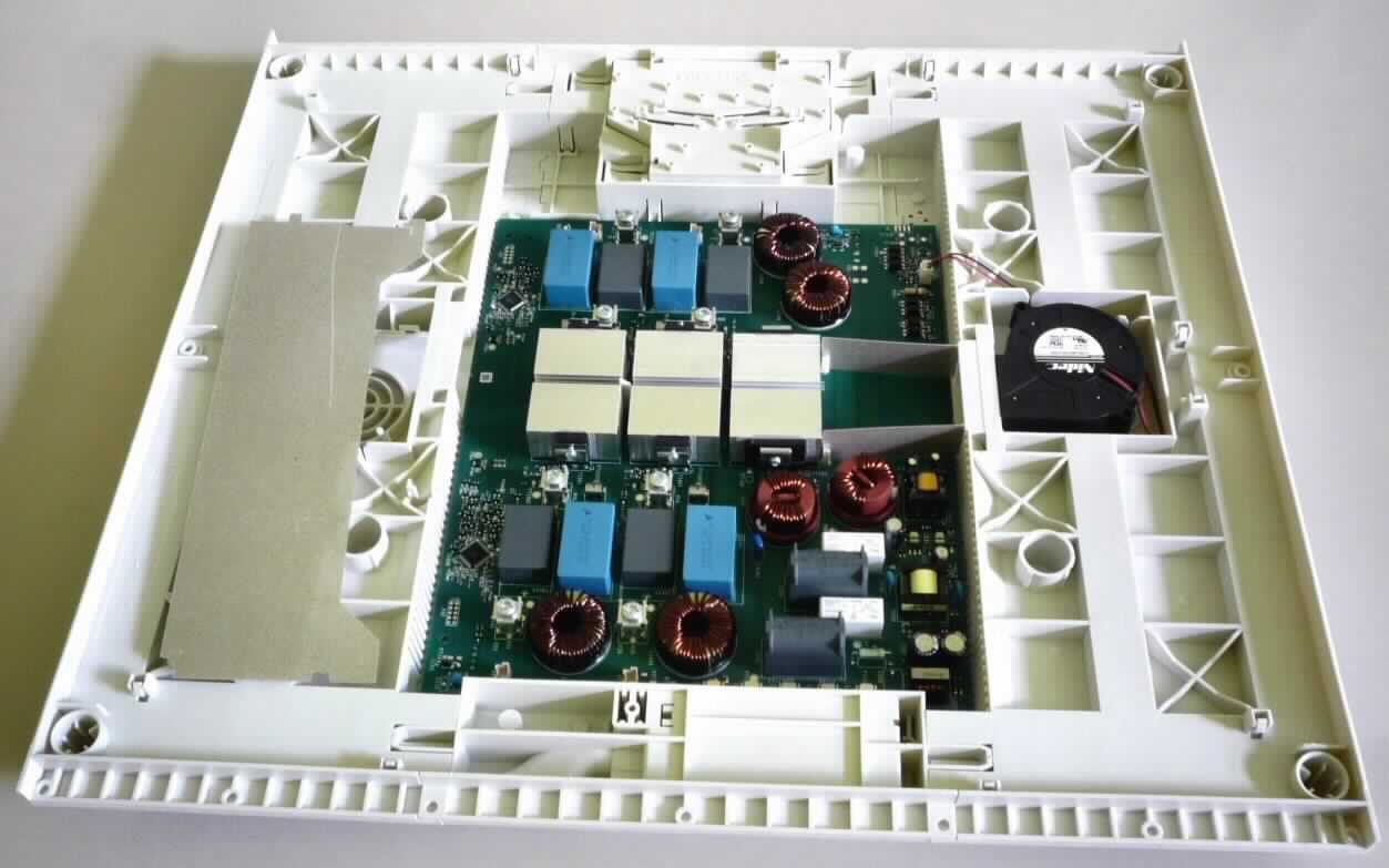 Induktionsgenerator Basic 3, Art. 75.08022.001/00
- aus einer mit aktiven und passiven Bauelementen (u. a. Mikrocontroller, Kondensatoren, Filter, Widerstände) 
  bestückten gedruckten Schaltung, mit sechs aufgebrachten Kühlkörpern, mehreren Spulen, vier 
  Temperatursensoren und mehreren elektrischen Anschlusskontakten, über Kabel elektrisch verbunden mit 
  einem Axialventilator, eingebaut in einen rechteckigen Gehäuserahmen mit Montagevorrichtungen und 
  mehreren spezifisch geformten Aussparungen, 
- für eine Spannung von 220 - 240 Volt, bei einer Frequenz von 50/60 Herz,
- ausschließlich zum Einbau in Herden und Kochfeldern für den Haushalt bestimmt.
(Abbildung s. Anlage)

"Teil, erkennbar ausschließlich für einen Haushaltsherd bestimmt, keine Ware der Unterpositionen 8516 9000 10 bis 8516 9000 70; sog. Induktionsgenerator"