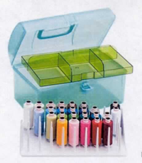 Nähgarnsortiment, sog. Nähgarnbox aus Kunststoff, Art. 11195, Foto siehe Anlage,
- bestehend aus verschiedenen Nähgarnen und einem Nähkästchen; das Nähkästchen selbst stellt sich weder 
  als Behältnis i. S. d. AV 5 a) noch als übliche Verpackung i. S. d. AV 5 b) dar,
- als Warenzusammenstellung zur Befriedigung eines speziellen Bedarfs zusammengestellt und in einem 
  laut Antrag Polybeutel für den Einzelverkauf aufgemacht,
- Nähgarne:
-- 25 Stück, jeweils auf einer Unterlage (Papphülse) aufgemacht, mit einem Gewicht einschließlich der Unterlage 
    von ca. 18 g (= Garn in Aufmachung für den Einzelverkauf),
-- mit einem Titer von weniger als 10.000 dtex (kein Bindfaden),
-- gefärbte sowie gebleichte Garne aus laut Antrag 70 % Polyesterfilamenten und 30 % Polyesterspinnfasern 
    (beides synthetische Chemiefasern),
-- gezwirnt, mit einer Z-Drehung als letzter Drehung,
-- laut Antrag appretiert für die Verwendung als Nähgarn,
- Nähkästchen:
-- in den Abmessungen (L x B x H): ca. 28 cm x 16 cm x 15,5 cm,
-- bestehend aus einem kofferähnlichen Gehäuse aus Kunststoff,
-- mit einem rechtwinklig aufklappbaren Deckel mit Haltegriff,
-- mit einem Scharnierverschluss, 
-- mit zwei herausnehmbaren Einsätzen; der eine mit einer Fächerunterteilung, der andere mit dornenartigen
    Ausformungen zur Aufnahme der Garnrollen,
- im Hinblick auf den Wert und die Bedeutung in Bezug auf die Verwendung bestimmen die Nähgarne den 
  Charakter der Warenzusammenstellung.

"Nähgarne, aus synthetischen Filamenten, in Aufmachungen für den Einzelverkauf"