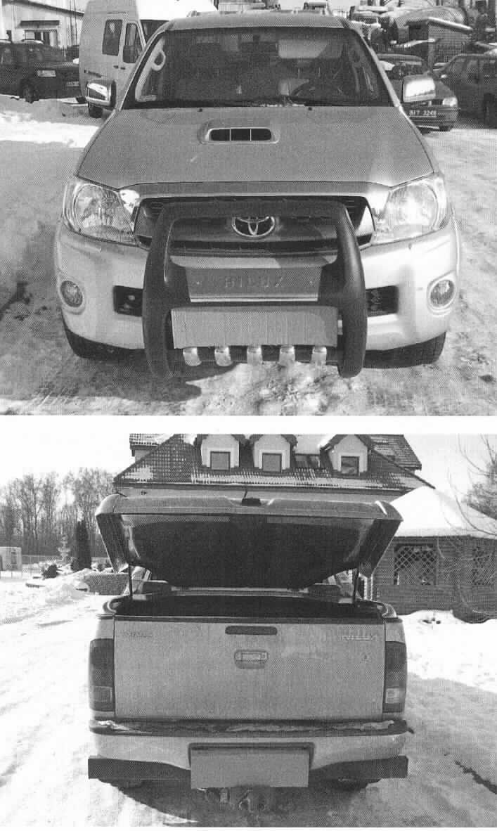 Personenkraftwagen, sog. Pick-up Marke Toyota Hilux, Fotos siehe Anlage,
- in Form eines  Pritschenfahrzeugs, lt. Antragsangaben mit folgenden Merkmalen: 
- mit einem zulässigen Gesamtgewicht von 2760 kg,
- mit einem Dieselmotor mit einem Hubraum von 2982 ccm,
- mit einer zweireihigen, viertürigen Passagierkabine,
- - vorne mit zwei und hinten mit drei Sitzen mit Sicherheitsgurten ausgestattet,
- mit einem von der Fahrerkabine abgetrennten Laderaum:           
- in Form einer Ladefläche, die mit einer aufklappbaren Abdeckung (ähnlich einem Kofferraumdeckel)
  ausgestattet ist,
- - mit einer Höhe der Laderaumbordwand von 450 mm,
- mit einem Radstand von 3085 mm und einer inneren Länge auf dem Boden der Ladefläche von 1460 mm 
  (weniger als 50 % der Länge des Radstands), 
- aufgrund der Beschaffenheit hauptsächlich zur Beförderung von Personen bestimmt, somit kein Fahrzeug 
  der Position 8704.

"Kraftfahrzeug (Pick-up), hauptsächlich zur Personenbeförderung bestimmt, kein Spezialfahrzeug, mit einem
 Kolbenverbrennungsmotor mit Selbstzündung, mit einem Hubraum von mehr als 2500 ccm, gebraucht"