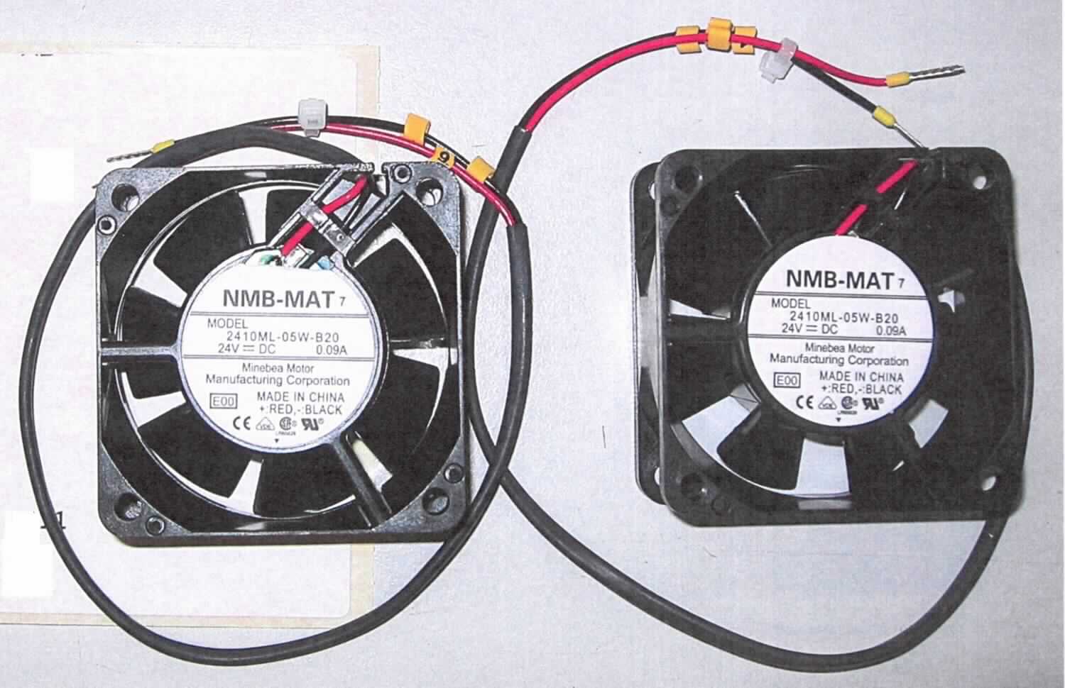 Lüfter,
- aus einem einstufigen Axialventilator mit Elektromotor in einem spezifisch geformten
  Kunststoffgehäuse, mit Anschlusskabel und Stecker (Abbildung siehe Anlage),
- zur Erzeugung eines maximalen Luftdrucks von weniger als 2 bar,
- zur Erzeugung eines Luftstroms, um eine Röntgenröhre zu kühlen.

"Axialventilator, nicht für zivile Luftfahrzeuge, keine Ware der TARIC-Codes 8414 5920 30 
 bis 8414 5920 50 - sog. Lüfter"