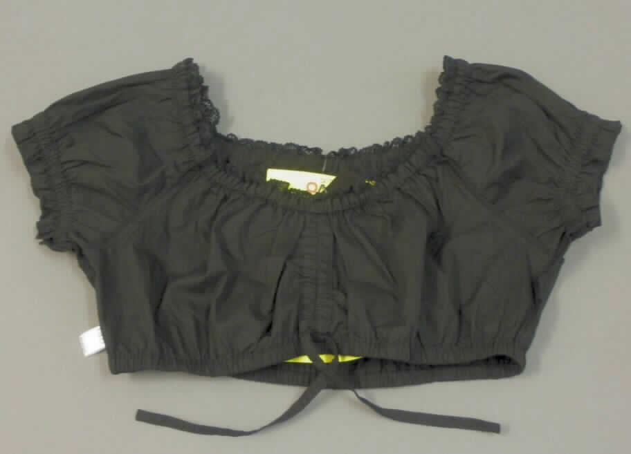 Dreiteilige Zusammenstellung bestehend aus einem Kleid, einem Oberteil (andere Kleidung) und einer Schürze, sog. Dirndl-Set, Order-Nr. 327494, Größe 42, Foto siehe Anlage,
- in Aufmachung für den Einzelverkauf,
- getrennte Einreihung der einzelnen Bestandteile, weil die Kleidungsstücke nicht als Kombination zusammen 
  in eine Position eingereiht werden dürfen, u.a. da das Kleid und die Schürze als Bestandteil einer Kombination 
  nicht zugelassen sind,
- andere Kleidung (Oberteil, sog. Kurzbluse):
- aus ca. 0,3 mm dicken, einfarbigen Geweben aus lt. Antrag 100 % Baumwolle,
- ungefüttert,
- oberhalb der Taille endend (Rückenlänge: ca. 30 cm), somit keine Bluse der Position 6206 und auch kein
  Blouson der Position 6202,
- mit einem halsfernen, runden Ausschnitt; mit einem eingenähten elastischen Band und einer Zierborte 
  ausgestattet; unterhalb des Halsausschnitts bis zum unteren Rand mit zwei eingearbeiteten Bändern, so
  dass das Kleidungsstück in vertikale Richtung gerafft werden kann; damit eindeutig als Frauenkleidung 
  erkennbar,
- ohne Öffnung und ohne Verschluss,
- mit kurzen Ärmeln, im Bereich der Ärmelenden elastisch verengt,
- mit einem verengenden Abschluss am unteren Rand.

"Kleidung, andere als in den Positionen 6201 bis 6210 und in den Unterpositionen 6211 11 bis 6211 20 genannte, 
 aus Geweben, für Frauen, aus Baumwolle, andere als in den Unterpositionen  6211 4210 bis 6211 4242 genannte"