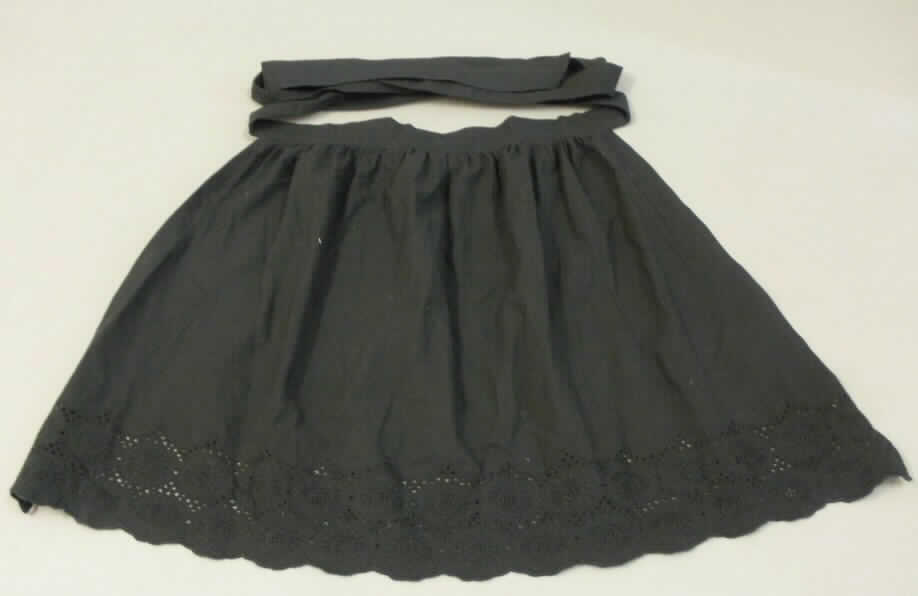 Dreiteilige Zusammenstellung bestehend aus einem Kleid, einem Oberteil (andere Kleidung) und einer Schürze, sog. Dirndl-Set, Order-Nr. 327494, Größe 42, Foto siehe Anlage,
- in Aufmachung für den Einzelverkauf,
- getrennte Einreihung der einzelnen Bestandteile, weil die Kleidungsstücke nicht als Kombination zusammen 
  in eine Position eingereiht werden dürfen, u.a. da das Kleid und die Schürze als Bestandteil einer Kombination 
  nicht zugelassen sind,
- Schürze:
-- annähernd trapezförmig; mit einer Breite von etwa 79 cm am unteren Rand, 36 cm am oberen Rand und einer 
   Länge von bis zu ca. 47 cm; aus ca. 0,5 mm dicken, einfarbigen Geweben aus lt. Antrag 100% Baumwolle,
-- lediglich den vorderen Bereich des Körpers in Taillenhöhe bedeckend,
-- ohne Merkmale, die auf einen bestimmten Trägerkreis hinweisen (unisex),
-- am unteren Rand mit einer Stickerei verziert,
-- an allen Rändern gesäumt, am oberen Rand mit zwei ca. 117 cm langen und ca. 3,5 cm breiten, angenähten 
   Bindebändern,
-- u. a. aufgrund der einfachen Verarbeitung und des Verwendungszwecks (Dirndl-Set) keine Arbeits- und 
   Berufskleidung.

"Andere Kleidung (Zierschürze), aus Geweben, für Frauen, aus Baumwolle, keine Arbeits- und Berufskleidung"