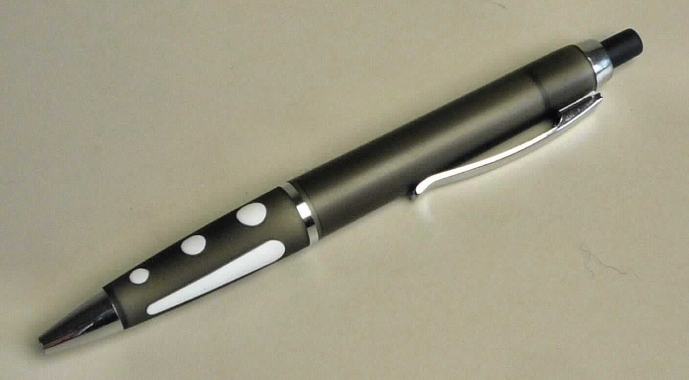 Es handelt sich um einen Kugelschreiber (Art.: 708693) in Form einer zusammengesetzten Ware, bestehend aus einem Kugelschreiber (charakterbestimmender Bestandteil aufgrund der Bedeutung für die Verwendung sowie des Umfangs) und einem Radiergummi.
Der Kugelschreiber besteht im Wesentlichen aus einem mehrteiligen, aufschraubbaren Gehäuse mit einem Drücker zum Ausfahren der Mine, einem Halteclip und einer auswechselbaren Mine mit pastöser Tinte (Antragstellerangabe) mit einer Schreibkugel. Der hülsenförmigen Radiergummi ummantelt den Drücker.

Die Ware ist in einer Tüte verpackt.

Sie ist als "Kugelschreiber, nicht mit flüssiger Tinte, mit auswechselbarer Mine" einzureihen.