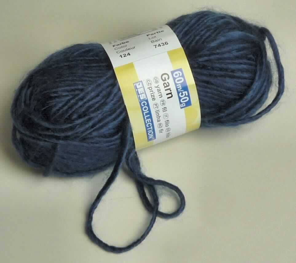 Garn, sog. Strickgarn Cortina, Art. 729674, Foto siehe Anlage,
- als Meterware im Knäuel, u. a. somit kein Nähgarn,
- laut Antrag mit einer Länge von 60 m und einem Gewicht von 50 g (somit in Aufmachung für den Einzelverkauf),
- aus Spinnfasern aus laut Antrag 100 % Acrylic (synthetische Spinnfasern),
- gezwirnt,
- mit einem Titer von unter 10.000 dtex, somit kein Bindfaden.

"Garn aus synthetischen Spinnfasern, kein Nähgarn, in Aufmachungen für den Einzelverkauf, mit einem Anteil
 an synthetischen Spinnfasern von mehr als 85 GHT"