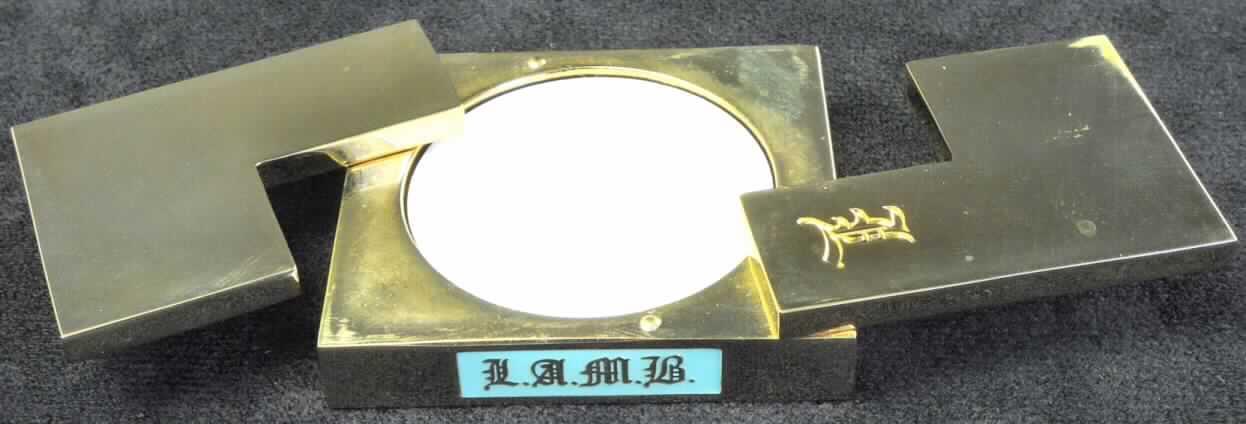Parfüm

Bei der vorliegenden Ware handelt es sich um Parfüm in fester Form, sog. "Solid Perfume".
Die weiße Parfümmasse liegt in einem goldfarbenen Quader aus Metall (Maße: 5,2 cm x 4,6 cm x 1,3 cm) mit aufschiebbarem, zweiteiligen Deckel vor (Inhalt 3 g). Dieser wiederum ist in einer Pappkartonschachtel für den Einzelverkauf aufgemacht. Die Verpackung enthält Angaben zur Verwendung und Zusammensetzung.

Zolltariflich handelt es sich um einen Duftstoff.