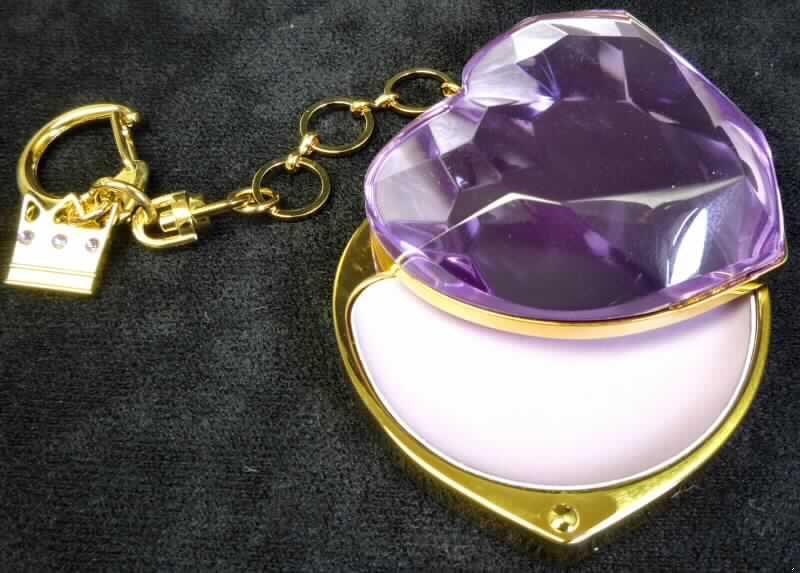Parfümcreme

Bei der vorliegenden Ware handelt es sich um Parfüm in fester Form, sog. "Creme Perfume".
Die fliederfarbene Parfümmasse liegt in einem goldfarbenen Herz (Durchmesser 4,5 cm) mit aufschiebbarem Deckel mit fliederfarbenem Kunststein vor (Inhalt 3 g). Die Herzdose ist mit einer goldfarbenen Gliederkette mit Kronenanhänger zur Befestigung versehen. Die Ware ist in einer Pappkartonschachtel für den Einzelverkauf aufgemacht. Die Verpackung enthält Angaben zur Verwendung und Zusammensetzung.

Zolltariflich handelt es sich um einen Duftstoff.