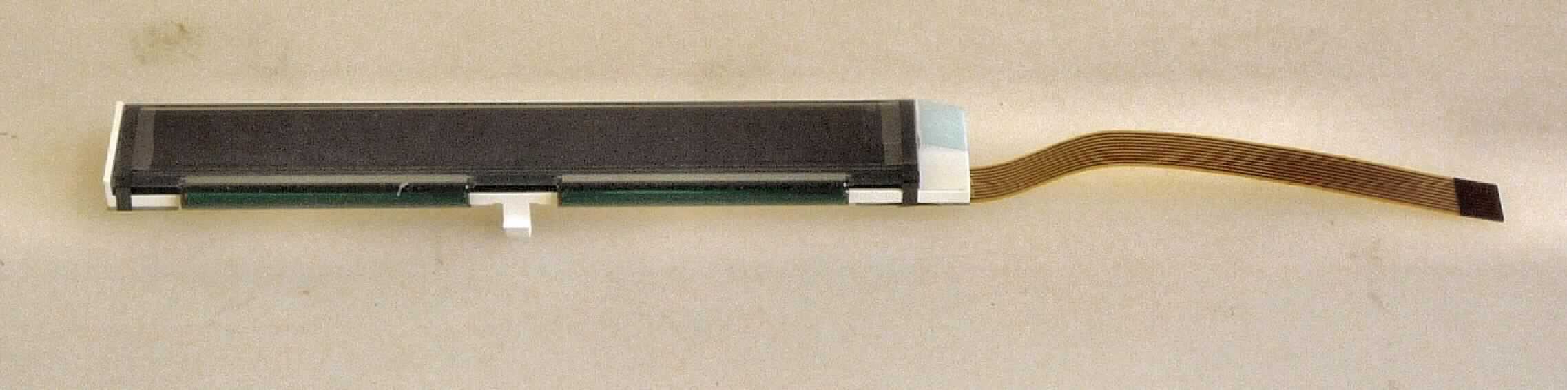 LC-Display, 77.76741.081-00, BTG-26420A-GDWD-G-T-A 
- aus einer zwischen zwei Glasplatten eingeschlossenen Flüssigkristallschicht, mit passiver Matrix 
  (Anzeigefläche ca. 86,47 x 2,08 mm, mit 264 x 20 Bildpunkten), LED-Hintergrundbeleuchtung, Lichtleiter und 
  einer mit weiteren Bauelementen bestückten, gedruckten Schaltung mit integrierter Ansteuerelektronik (zwei 
  Treiberbausteine) mit 10-Pin FCP Anschluss und einem Anschluss (Anode/Kathode) für die LED 
  Hintergrundbeleuchtung (Abmessungen ca. 97 x 1,08  x 6,1 mm ohne FPC-Anschluss)
- ausschließlich zur Anzeige von Grafiken und alphanumerischen Zeichen.
(Abbildung siehe Anlage)

"Anzeigetafel mit Flüssigkristallanzeige (LCD), nicht mit aktiver Matrix, nicht für zivile Luftfahrzeuge;
 sog. LCD Display"