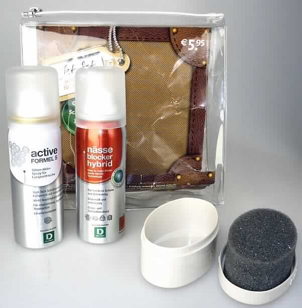 Schuhpflegeset 

Angaben:
Dreiteiliges Set, aufgemacht in einer klarsichtigen Kunststofftasche mit Reißverschluss und bestehend aus:
a) "einfach so" Schuhpflege (Schwamm in Kunststoffdose)
b) "Nässe-Blocker-Hybrid" für trockene Schuhe und Bekleidung, glanz- und farbauffrischend
c) "active Formel S", silber-Aktiv-Spray für Langzeitfrische, High Tech Schuhspray gegen Fußgeruch mit Langzeiteffekt

Feststellungen: 
Das in eine kleine Tasche mit Reisverschluss verpackte Set besteht aus einer 50-ml-Aerosoldose "Nässeblocker Hybrid", einem in einer Kunststoffdose befindlichen Schwämmchen "einfach so Schuhpflege" und einer 50-ml-Aerosoldose "active Formel S".

Befund:
Warenzusammenstellung, die als Desinfektionsmittel einzureihen ist.