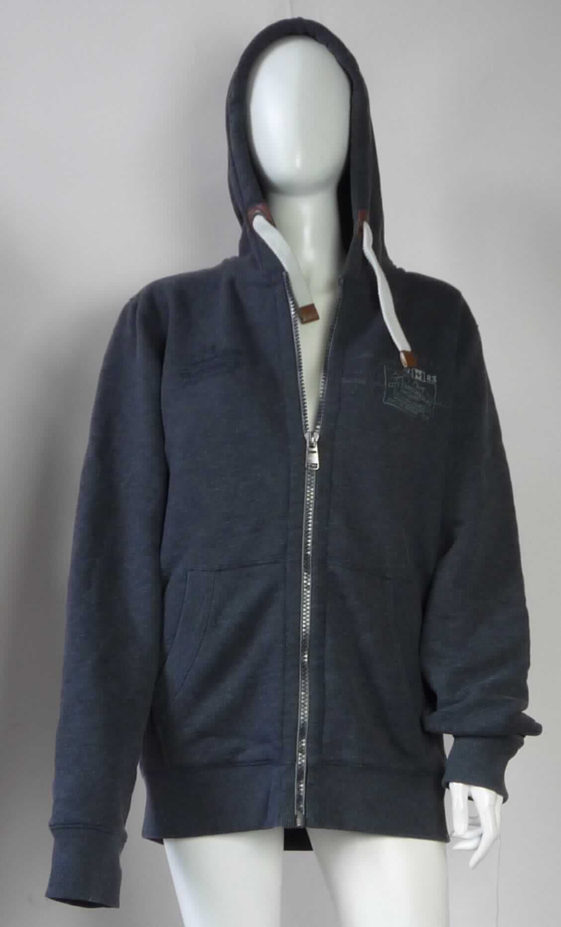Blouson, Prototyp 4F0308, Größe L, Foto siehe Anlage,
- aus ca. 1,6 mm dicken, einseitig (Innenseite) gerauten, buntgewirkten Gewirken (melierte Garne) aus laut Antrag
  60 % Baumwolle und 40 % Viskose (künstliche Chemiefasern),
- über die Taille reichend (Rückenlänge: ca. 70 cm),
- mit einer angearbeiteten Kapuze mit Tunnelzug,
- mit einer durchgehenden Öffnung mit Reißverschluss,
- ohne Hinweise auf den Trägerkreis (unisex),
- mit langen Ärmeln, die über den unteren Rand des Kleidungsstücks hinausreichen; an den Ärmelenden
  mit gerippt gewirkten Bündchen,
- vorn mit Aufdrucken und Stickereien verziert,
- mit einer aufgesetzten, zweigeteilten, offenen Tasche (sog. Kängurutasche) unterhalb der Taille, 
- am unteren Rand mit einem angesetzten, gerippt gewirkten, verengenden Bund.
 
"Blouson, aus Gewirken, für Frauen, aus Baumwolle"