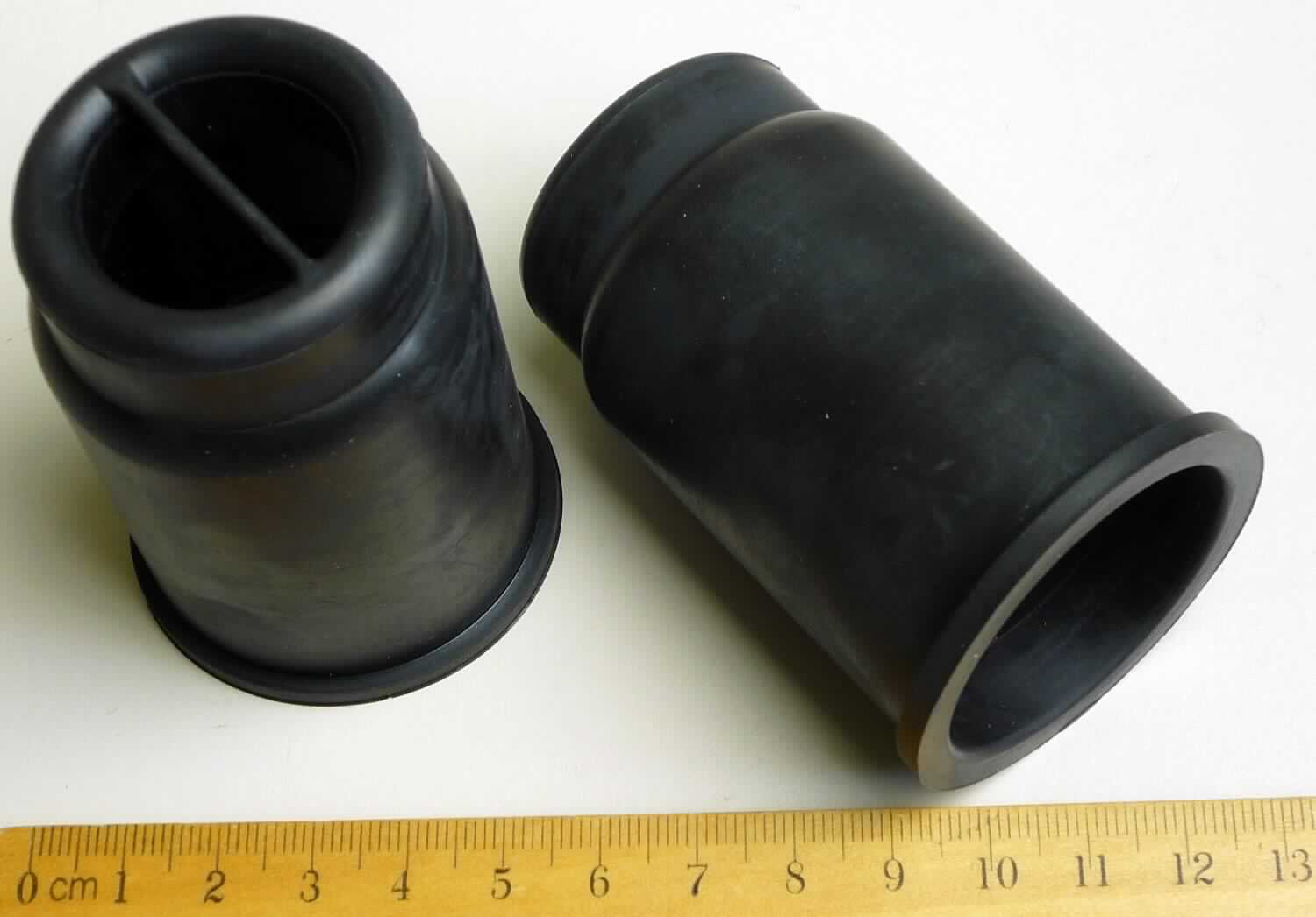 Angaben des Antragstellers: 
Ventil-Gehäuse
Verwendungszweck: Einbau im Ölfiltermodul im Kfz.
Material: NBR

Untersuchungsergebnisse an Warenmustern:
Röhrenartige Formteile (Länge: ca. 7,1 cm; Außendurchmesser: ca. 4,1 cm) aus einem schwarzen, elastischen Material. Einseitig sind die Formteile mit einem verbreiterten Rand versehen, auf der anderen Seite verjüngen sie sich einmalig (Außendurchmesser: ca. 3,6 cm). Im Inneren befinden sich vier kleine Stege und am schmalen Ende eine Querstrebe.

Befund:
Es liegt eine andere Ware aus Weichkautschuk von der für Kraftfahrzeuge der Positionen 8701 bis 8705 bestimmten Art im Sinne der Unterposition (KN) 4016 9957 vor.