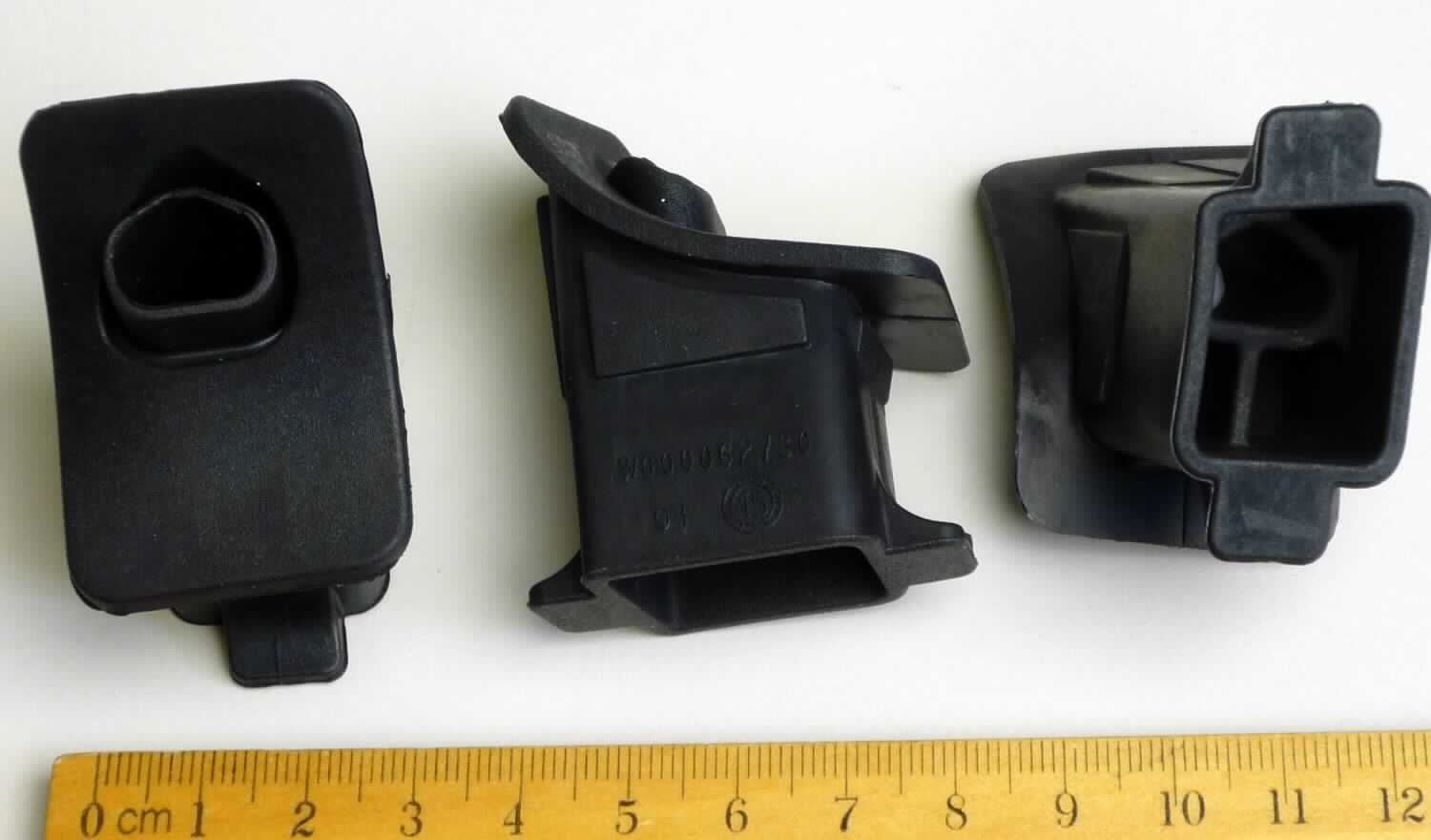 Angaben des Antragstellers: 
Grommet Driver
Verwendungszweck: Die Ware dient zur Isolierung von Vibrationen und Lärm und wird im Scheibenwischer im LKW eingebaut.
Material: EPDM

Untersuchungsergebnisse an Warenmustern:
Rechteckige, hohle Formteile mit innenliegenden Streben (Abmessungen: ca. 5,5 x 2,6 x 2,2 cm) aus einem schwarzen, elastischen Material. Einseitig ist eine gewölbte Platte aus einem schwarzen, elastischen Material befestigt, durch die eine Öffnung führt (siehe Abbildung).

Befund:
Es liegt eine andere Ware aus Weichkautschuk von der für Kraftfahrzeuge der Positionen 8701 bis 8705 bestimmten Art im Sinne der Unterposition (KN) 4016 9957 vor.