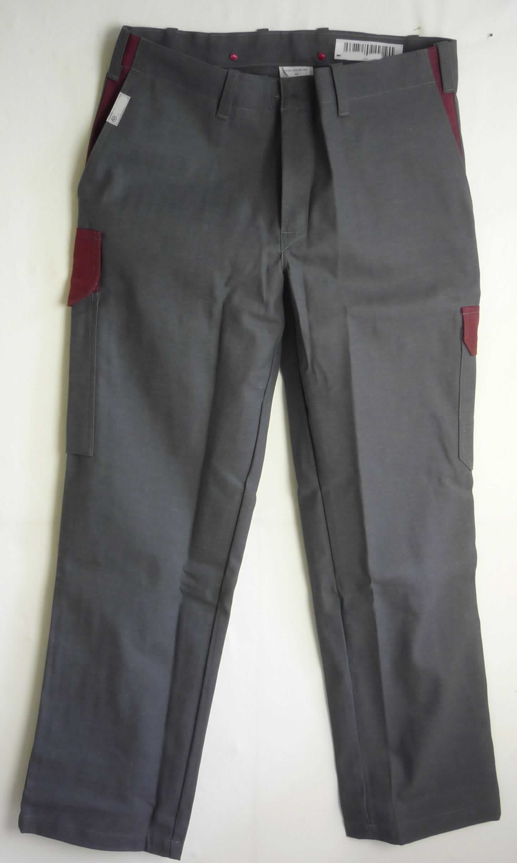 Lange Hose, sog. Bundhose, Größe 52, Foto siehe Anlage,
- aus ca. 0,5 mm dicken, einfarbigen, strapazierfähigen Geweben aus laut Antrag 99 % Aramid (synthetische 
  Chemiefasern) und 1 % Kohlenstofffasern,
- in der Taille abschließend, mit Gürtelschlaufen,
- vorn mit einer Öffnung mit Reißverschluss, verdeckt von einer Patte von links über rechts (Männerkleidung), 
  die im Bund mit einem Knopf geschlossen wird,
- mit diversen eingesetzten und aufgesetzten, offenen oder mit Patte und Druckknopfverschluss ausgestatteten
  Taschen,
- mit knöchellangen Hosenbeinen,
- an den Beinabschlüssen durch Umschlagen und Festnähen gesäumt,
- lässt erkennen, dass sie dazu bestimmt ist, ausschließlich oder hauptsächlich zum Schutz anderer 
  Kleidungsstücke und/oder Personen bei Ausübung einer Gewerbe-, Berufs- oder Haushaltstätigkeit getragen 
  zu werden,
- aufgrund der Spinnstoffzusammensetzung keine Ware der Unterposition 6203 4211.

"Lange Hose, aus Geweben, für Männer, aus synthetischen Chemiefasern, Arbeits- und Berufskleidung"