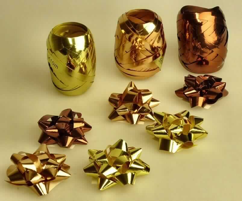 Neunteilige Warenzusammenstellung, bestehend aus sechs anderen Waren aus Kunststoff (sog. Geschenk-schleifen) und drei Knäueln metallisierten Garnen (sog. Geschenkbänder), Art. 704876, Foto siehe Anlage,
- gemeinsam in einem Polybeutel für den Einzelverkauf aufgemacht und zur Befriedigung eines speziellen Bedarfs
  zusammengestellt,
- sechs andere Waren aus Kunststoff (Wert: 0,10 US $):
-- aus metallisierten Streifen aus synthetischer Spinnmasse (Kunststoff im Sinne der Anmerkung 1 zu Kapitel 39);
   mit einer Streifenbreite von ca. 9 mm, aufgrund der Streifenbreite von mehr als 5 mm keine Ware des 
   Abschnitts XI,
-- zu Rosetten gefaltet bzw. gerollt; mit einer Heftklammer zusammengehalten und auf der Unterseite mit einem 
   Selbstklebepad versehen,
-- mit einem Durchmesser von ca. 5 cm,
- drei Knäuel metallisierte Garne (Wert: 0,13 US $),
-- bestehend aus metallisierten Streifen aus synthetischer Spinnmasse,
-- mit einer Streifenbreite von 5 mm und einer Länge von (lt. Antrag) 10 m, 
- nach dem Umfang sind die Waren aus Kunststoff gegenüber den metallisierten Garnen als charakterbestimmend 
  anzusehen, nach dem Wert sind die metallisierten Garne entscheidend; keiner der Waren kann somit eine 
  charakterbestimmende Eigenschaft zuerkannt werden; die Warenzusammenstellung ist damit der von den 
  gleichermaßen in Betracht kommenden Positionen (3926 und 5605) in der Nomenklatur zuletzt genannten 
  zuzuweisen.

"Metallisiertes Garn aus Streifen der Position 5404"