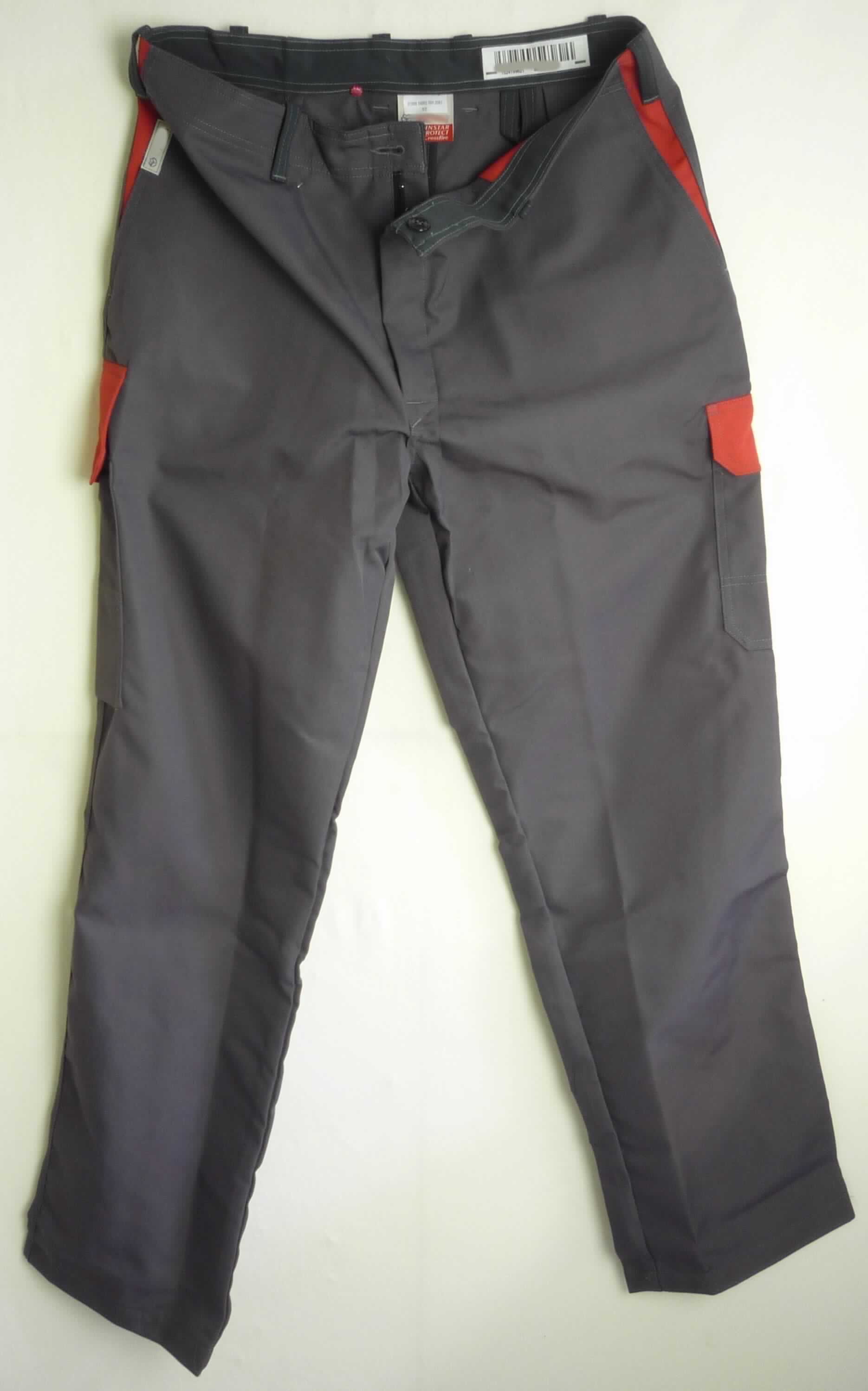 Lange Hose, sog. Bundhose, Größe 48, Foto siehe Anlage,
- aus ca. 0,6 mm dicken, strapazierfähigen, buntgewebten Geweben (melierte Garne) aus laut Antrag
  58 % Baumwolle, 30 % Polyester (synthetische Chemiefasern), 11 % Metallfasern und 1 % Kohlenstofffasern,
- in der Taille abschließend, mit Gürtelschlaufen,
- vorn mit einer Öffnung mit Reißverschluss, verdeckt von einer Patte von links über rechts (Männerkleidung),
  die im Bund mit einem Knopf geschlossen wird,
- mit diversen eingesetzten und aufgesetzten, offenen oder mit Patte und Druckknopfverschluss ausgestatteten 
  Taschen,
- mit knöchellangen Hosenbeinen,
- an den Beinabschlüssen durch Umschlagen und Festnähen gesäumt,
- lässt erkennen, dass sie dazu bestimmt ist, ausschließlich oder hauptsächlich zum Schutz anderer Kleidungs-
  stücke und/oder Personen bei Ausübung einer Gewerbe-, Berufs- oder Haushaltstätigkeit getragen zu werden,
- insbesondere im Hinblick auf die gewichtsmäßige Zusammensetzung bestimmen die Spinnstoffe den Charakter 
  des Flächenerzeugnisses.

"Lange Hose, aus Geweben, für Männer, aus Baumwolle, Arbeits- und Berufskleidung"