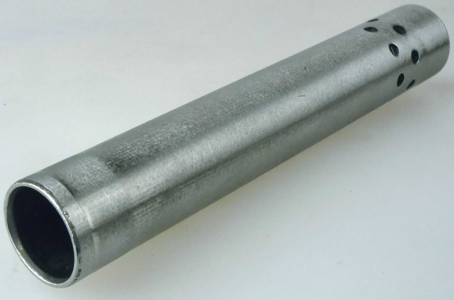 Teil für Kraftfahrzeug, Gehäuse für einen Gasgenerator eines Airbags, Foto siehe Anlage,
- zylinderförmiges, hohles, an einer Seite offenes Erzeugnis,
- mit einer Länge von ca. 11,5 cm und einem Durchmesser von ca. 1,8 cm
- an einem Ende umlaufend zweireihig mit kleinen Löchern (Durchmesser ca. 3 mm) in einem
  Abstand von ca. 4 mm ausgestattet,
- aus (lt. Antrag) tiefgezogenem Stahlblech, nicht gesenkgeschmiedet,
- zur Verwendung als Gehäuse des Gasgenerators eines Kraftfahrzeug-Airbags bestimmt,
- erkennbares Teil eines Kraftfahrzeugs.

"Teil für Kraftfahrzeug, Teil eines aufblasbaren Sicherheits-Luftsacks mit Füllsystem (Airbag),
 nicht für die industrielle Montage, nicht gesenkgeschmiedet"