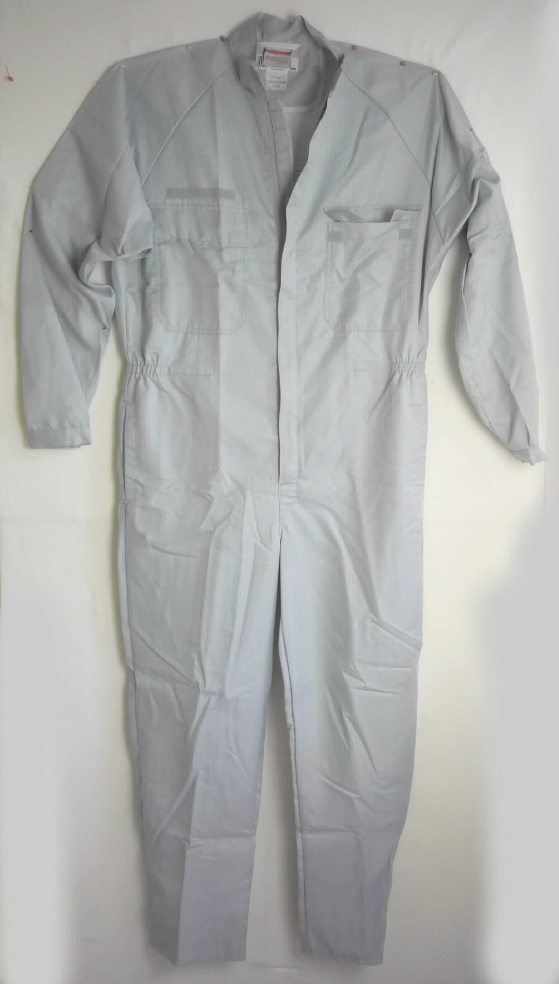 Overall, sog. Overall für Lackierer, Größe 54-56, Foto siehe Anlage,
- aus ca. 0,3 mm dicken, verschiedenen buntgewebten Geweben aus laut Antrag 98 % Polyester (synthetische 
  Chemiefasern) und 2 % Carbon (Kohlenstofffasern),
- durchgehend gefüttert, 
- einteilig; den ganzen Körper mit Ausnahme von Kopf, Händen und Füßen bedeckend (somit keine Ware der 
  Position 6203),
- mit einem Stehkragen,     
- vorn mit einer bis zum Schritt reichenden Öffnung mit Reißverschluss, verdeckt von einer Patte von links über 
  rechts (Männerkleidung),
- im Bereich der Taille teilweise elastisch verengt,
- mit langen Ärmeln; an den Ärmelenden mittels Klettverschluss zu verengen,
- mit zwei aufgesetzten Taschen mit Patte und Klettverschluss im Brustbereich,
- an den Beinabschlüssen mittels Klettverschluss zu verengen,
- u. a. aufgrund des zweckbestimmten Schnitts und der Ausstattung erkennbar dazu bestimmt, ausschließlich oder 
  hauptsächlich zum Schutz anderer Kleidungsstücke und/oder Personen bei der Ausübung einer Gewerbe- oder 
  Berufstätigkeit getragen zu werden (laut Antrag für Lackierer).

"Andere Kleidung (Overall), aus Geweben, für Männer, aus Chemiefasern, Arbeits- und Berufskleidung"