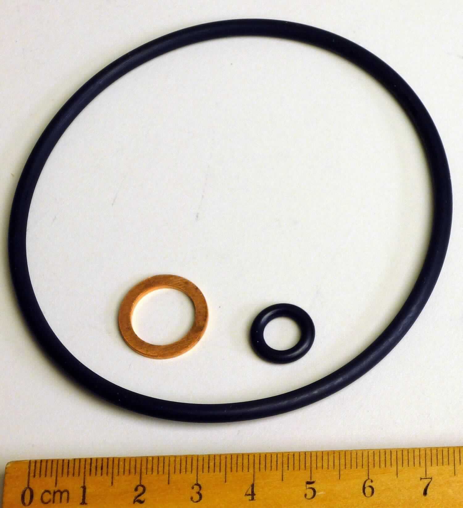 Bei der als Reparatur-Set (Teilenummer 0350-070-0103) bezeichneten Ware handelt es sich um ein Set aus verschiedenen Dichtungen, bestehend aus zwei unterschiedlich großen Dichtungen aus Kunststoff und einer Dichtung aus Kupfer. Die drei Dichtungen sind gemeinsam in einem Kunststoffbeutel verpackt und dienen als Servicekit beim Wechseln der Ölfilterpatrone in Kraftfahrzeugen.

Das Set ist als "Zusammenstellungen von Dichtungen verschiedener stofflicher Beschaffenheit, in Beuteln, Kartons oder ähnlichen Umschließungen, nicht für zivile Luftfahrzeuge bestimmt" einzureihen.