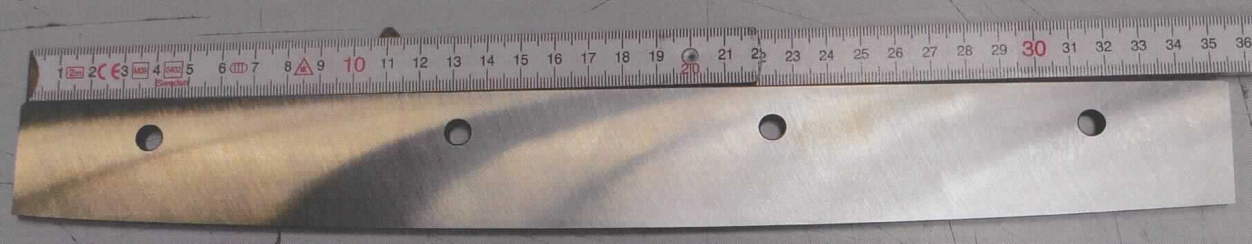 Oberes Ersatzmesser für Metallschere

- rechteckiges, auswechselbares Messer aus unedlem Metall

- ausgestattet mit vier Befestigungsbohrungen

- zur Verwendung in einer Werkzeugmaschine zum Schneiden (Scheren) von Metallblechen

- Länge ca. 355 mm

Abbildung siehe Anlage.

Derartige Erzeugnisse gehören als "Messer für Maschinen, für die Metallbearbeitung" zur
Codenummer 8208 1000 00 0 des Zolltarifs (ZT).