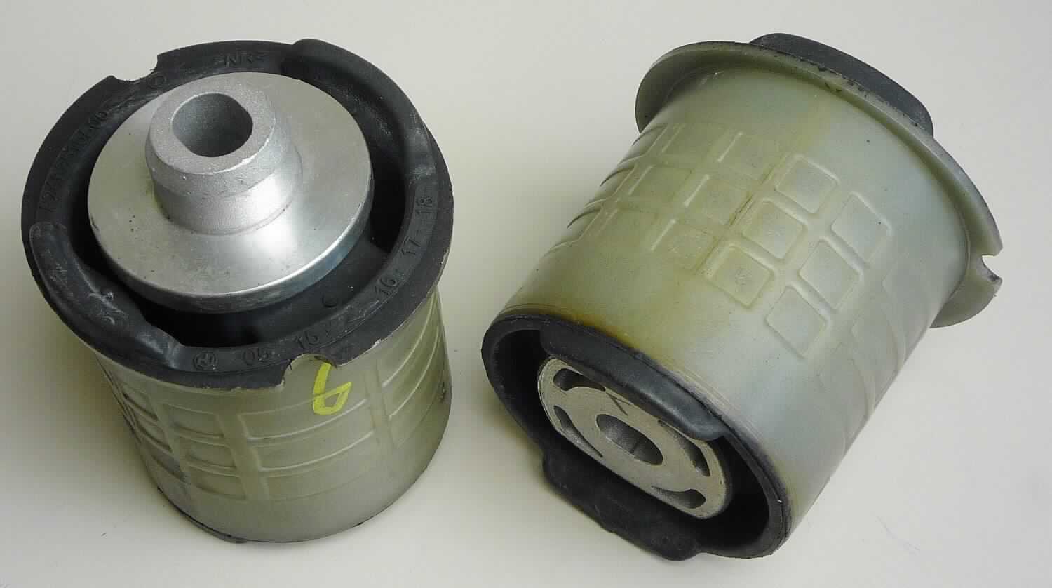 Angaben des Antragstellers: 
Sub-Frame Bushing FRT / Buchse
Verwendungszweck: Isolation von Vibrationen und Lärm im Auto. Das Teil wird im Hilfsrahmen verbaut.
Material: Metall, Naturkautschuk, Kunststoff (PA)

Untersuchungsergebnisse an Warenmustern:
Runde, einseitig oval verbreiterte Buchsen aus einem gelochten Metallkern mit einer äußeren Umhüllung aus grau-grünem Kunststoff. Der Bereich zwischen Metallkern und Kunststoffumhüllung ist überwiegend mit einem schwarzen, elastischen Material verfüllt (Außendurchmesser: ca. 6,9 cm, Höhe: ca. 9,7 cm).

Befund:
Aufgrund der Verwendung als Dämpfer ist der Kautschukanteil für die Ware charakterverleihend. Danach liegt ein Gummi-Metall-Teil für Kraftfahrzeuge im Sinne der Unterposition 4016 9952 vor.