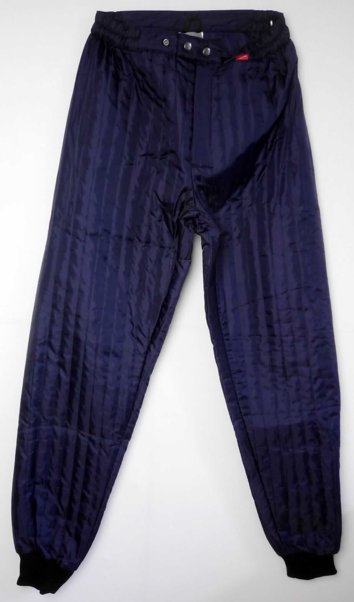 Lange Hose, sog. Thermohose, Größe M, Foto siehe Anlage,
- aus einem dreilagigen, durch Steppen abgeteilten Verbunderzeugnis; mit einer Außen- und Innenlage
  aus ca. 0,1 mm dicken, einfarbigen Geweben aus laut Antrag 100 % Polyester (synthetische Chemiefasern) 
  und einer Zwischenlage aus Wattierungsstoff,
- in der Taille abschließend, mit einem angesetzten, teilweise elastischen Bund,
- vorn mit einer Öffnung mit Reißverschluss, verdeckt von einer Patte von links über rechts (Männerkleidung),
  die im Bund mit zwei Druckknöpfen geschlossen wird,
- mit knöchellangen Hosenbeinen,
- an den Beinabschlüssen mit gerippt gewirkten Bündchen verengt,
- lässt erkennen, dass sie dazu bestimmt ist, ausschließlich oder hauptsächlich zum Schutz anderer 
  Kleidungsstücke und/oder Personen bei Ausübung einer Gewerbe-, Berufs- oder Haushaltstätigkeit getragen 
  zu werden (Schutzkleidung für Kühlhäuser),
- stellt als alleiniges Kleidungsstück zum Bedecken des Unterkörpers keinen Anzug der Unterposition 
  6203 1200 dar.

"Lange Hose, aus Geweben, für Männer, aus synthetischen Chemiefasern, Arbeits- und Berufskleidung"