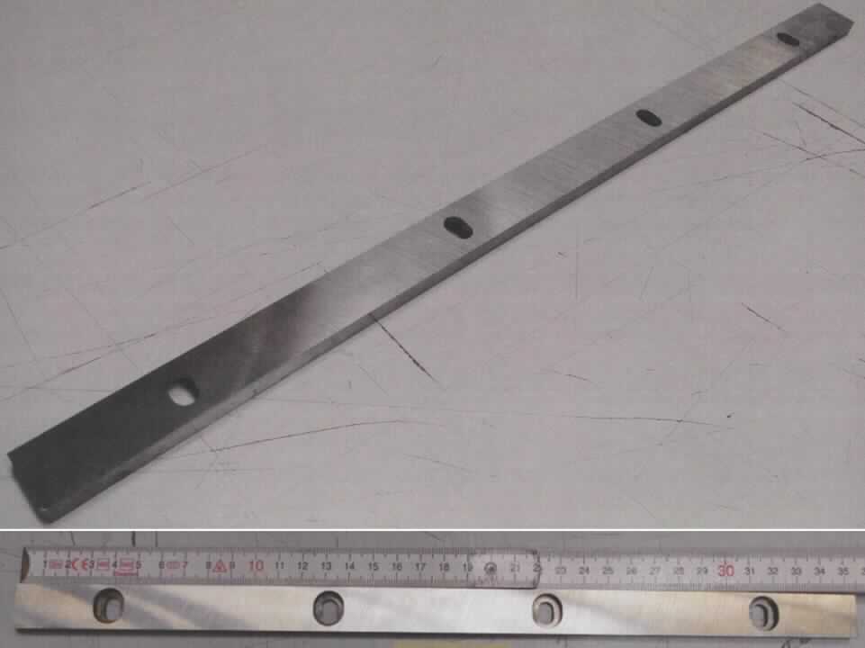 Unteres Ersatzmesser für Metallschere

- rechteckiges, auswechselbares Messer aus unedlem Metall

- ausgestattet mit vier Befestigungsbohrungen

- zur Verwendung in einer Werkzeugmaschine zum Schneiden (Scheren) von Metallblechen

- Länge ca. 355 mm

Abbildung siehe Anlage.

Derartige Erzeugnisse gehören als "Messer für Maschinen, für die Metallbearbeitung" zur
Codenummer 8208 1000 00 0 des Zolltarifs (ZT).